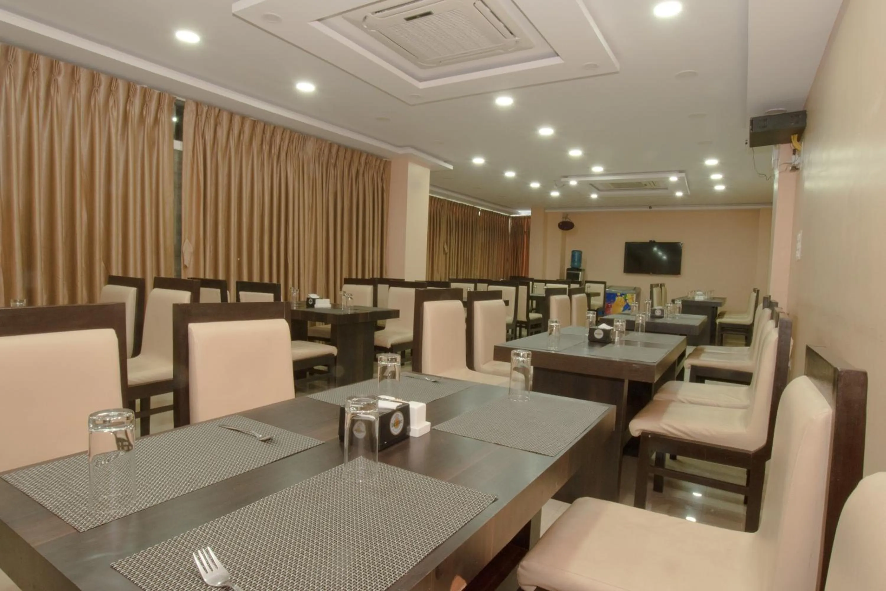 Restaurant/places to eat in Annapurna Hotel