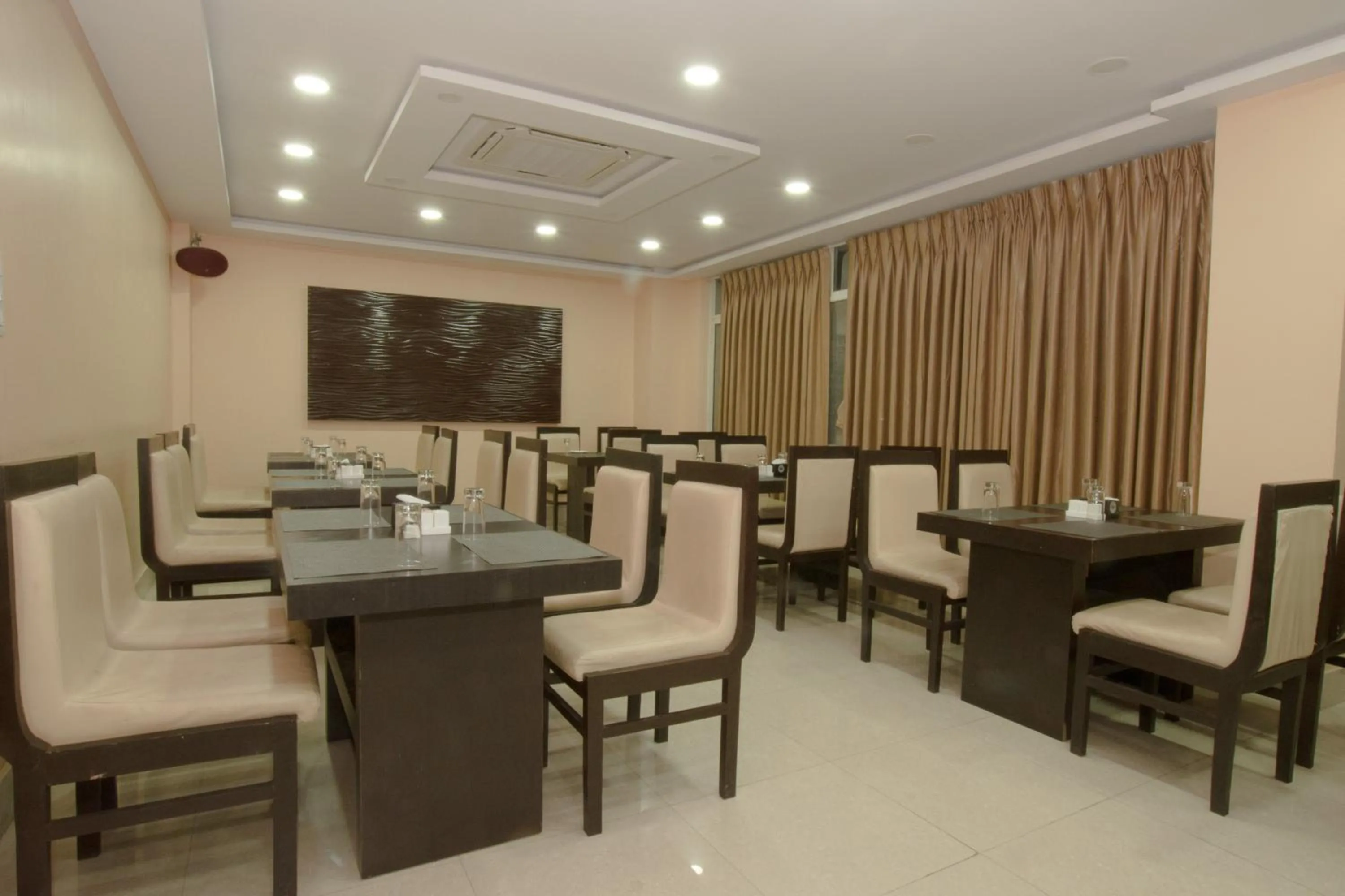 Restaurant/places to eat in Annapurna Hotel
