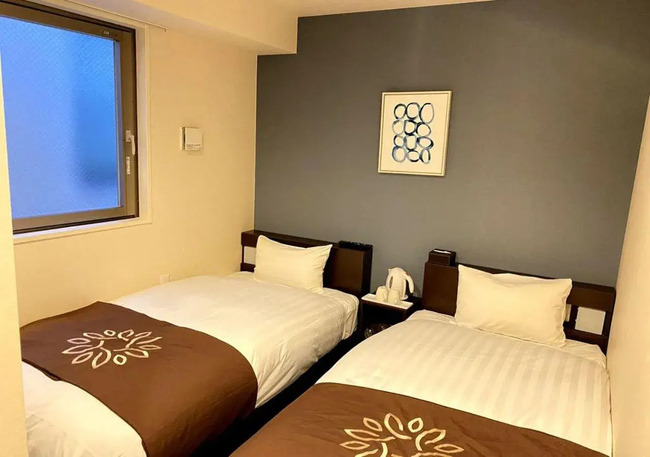 Twin Room with Shower in Floral Hotel · SakaisuJi-Honmachi Osaka Twin Room with Shower in Floral Hotel · SakaisuJi-Honmachi Osaka