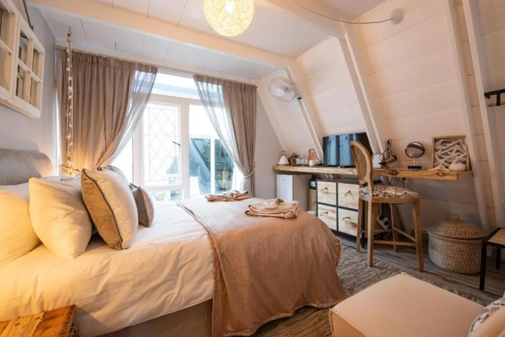 Floor plan, Bed in Salt Boutique Guest House