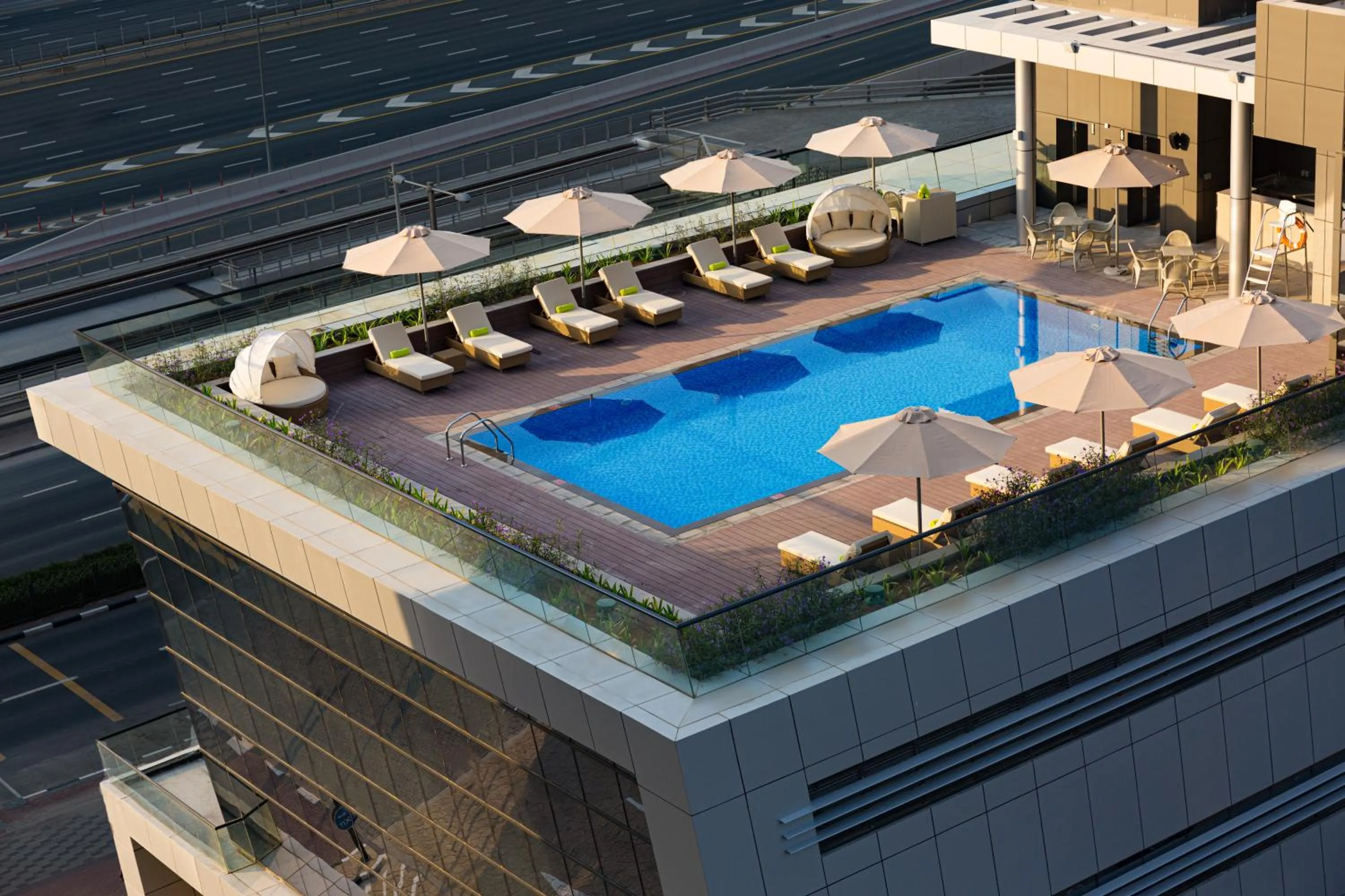 Swimming pool in Millennium Place Dubai Marina
