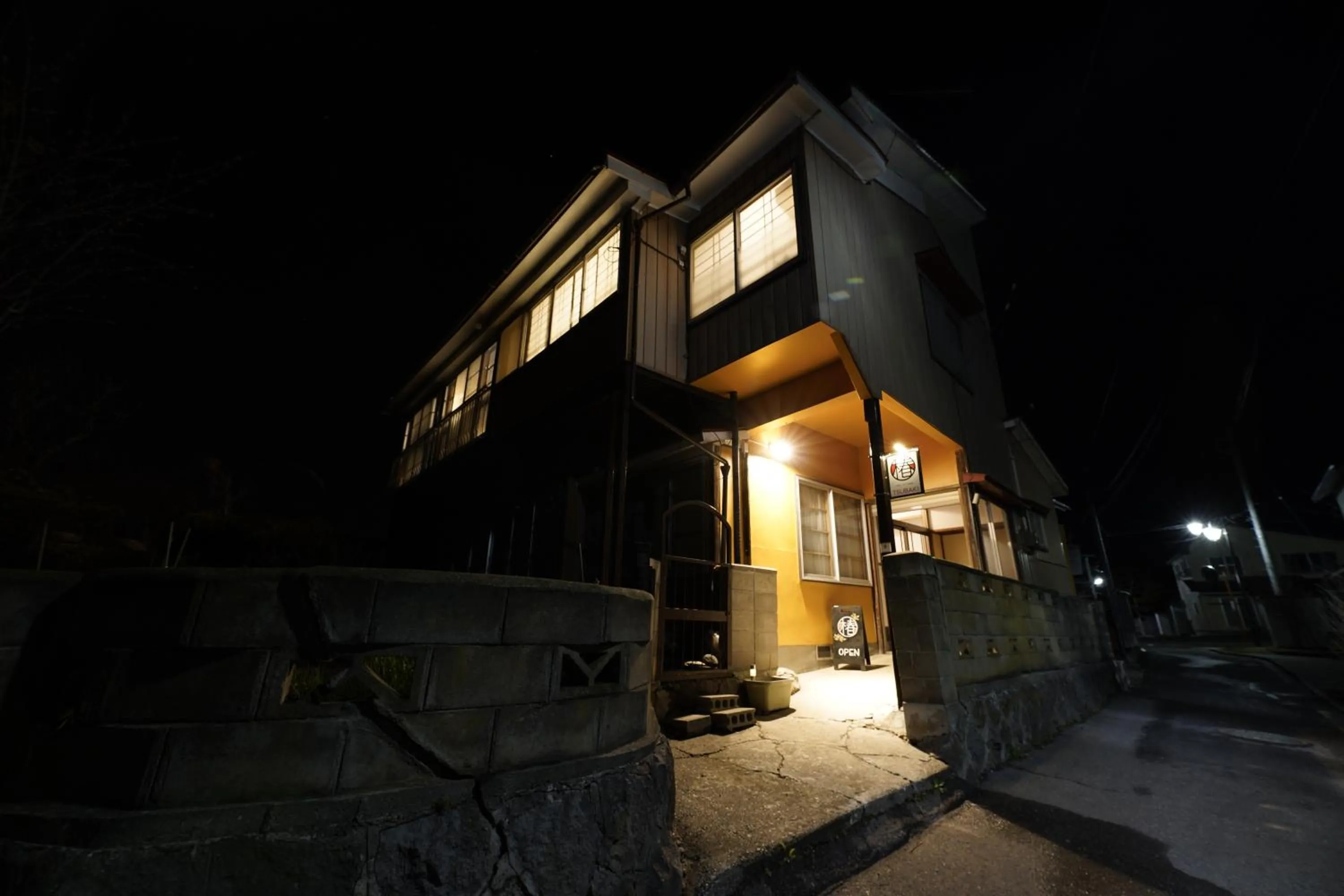Facade/entrance in Tsubaki - the best guesthouse in Inawashiro -