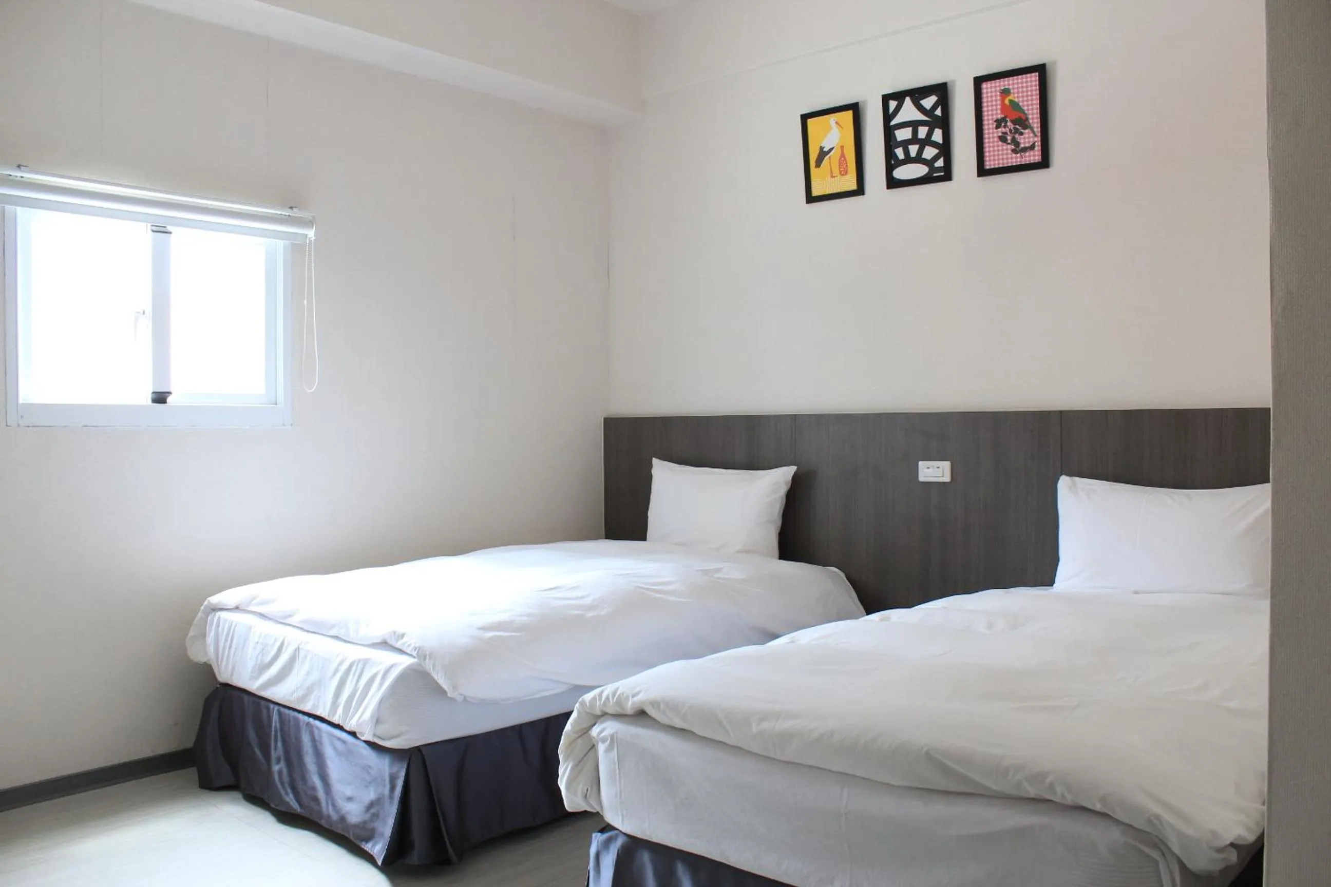 Photo of the whole room, Bed in Sunnyside Hotel