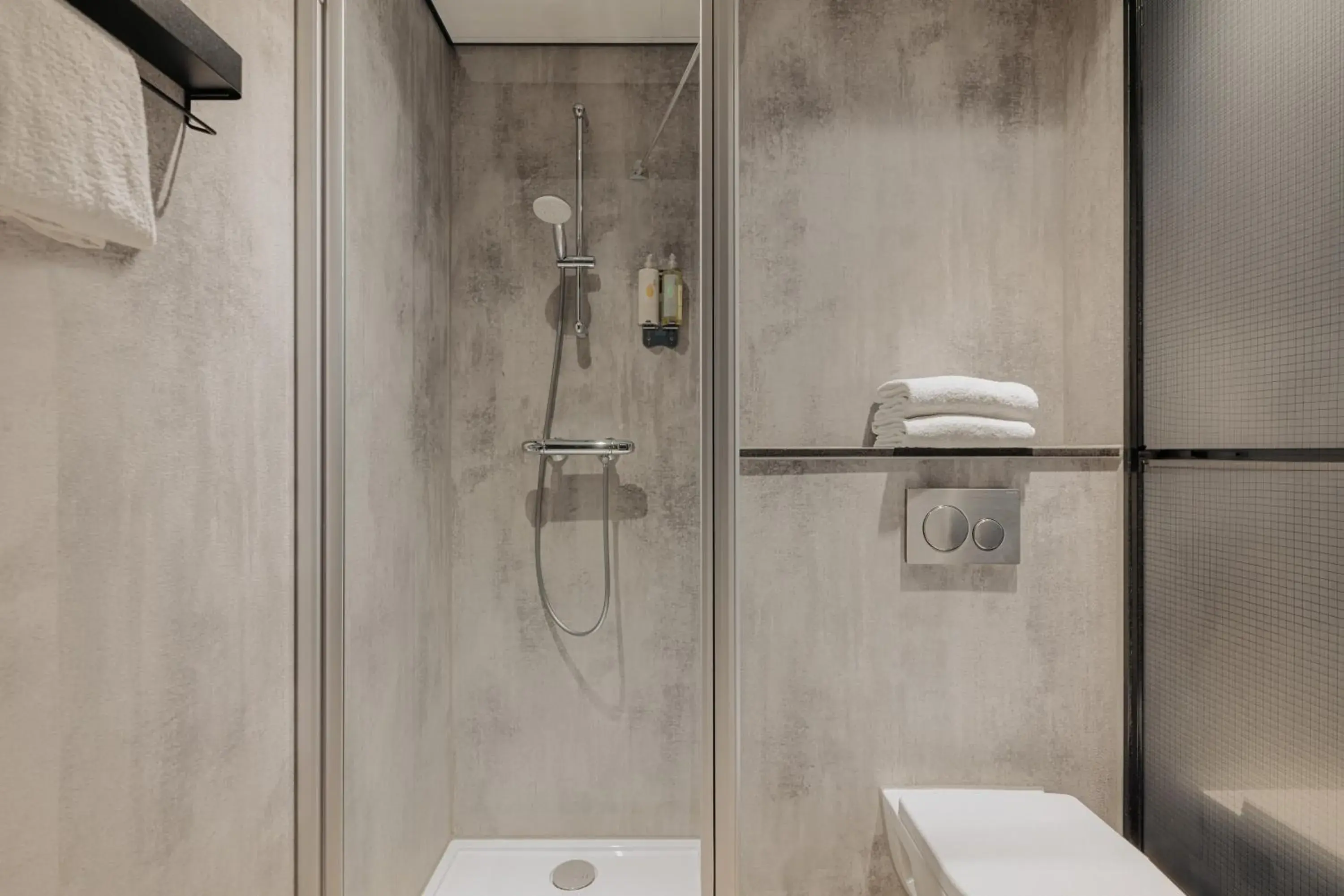 Comfort Room 1 Double Bed in Leonardo Hotel Amsterdam Leidse Square Comfort Room 1 Double Bed in Leonardo Hotel Amsterdam Leidse Square