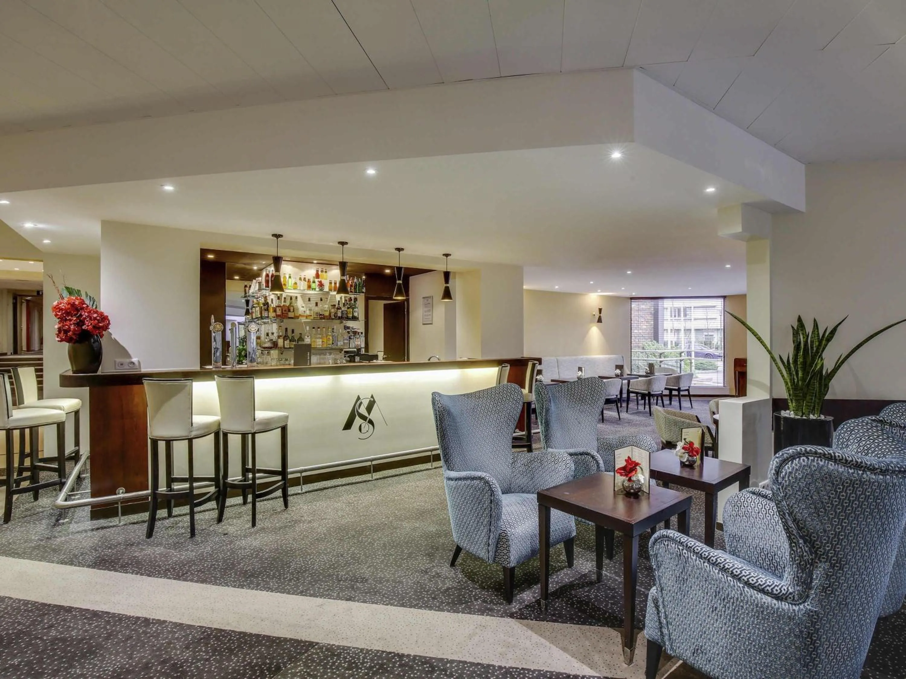 Lounge or bar in Mercure Maurepas Saint Quentin