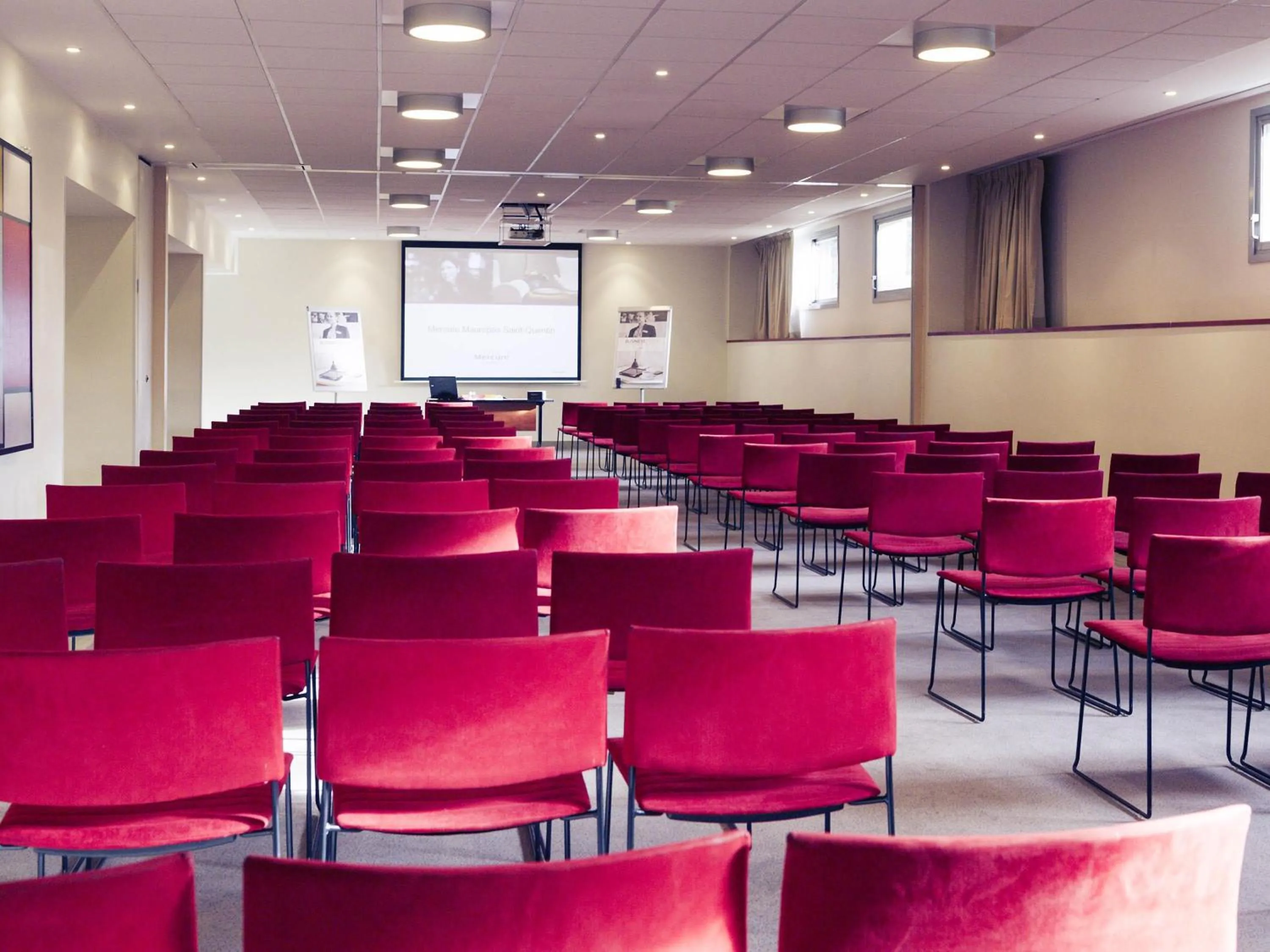 Property building in Mercure Maurepas Saint Quentin