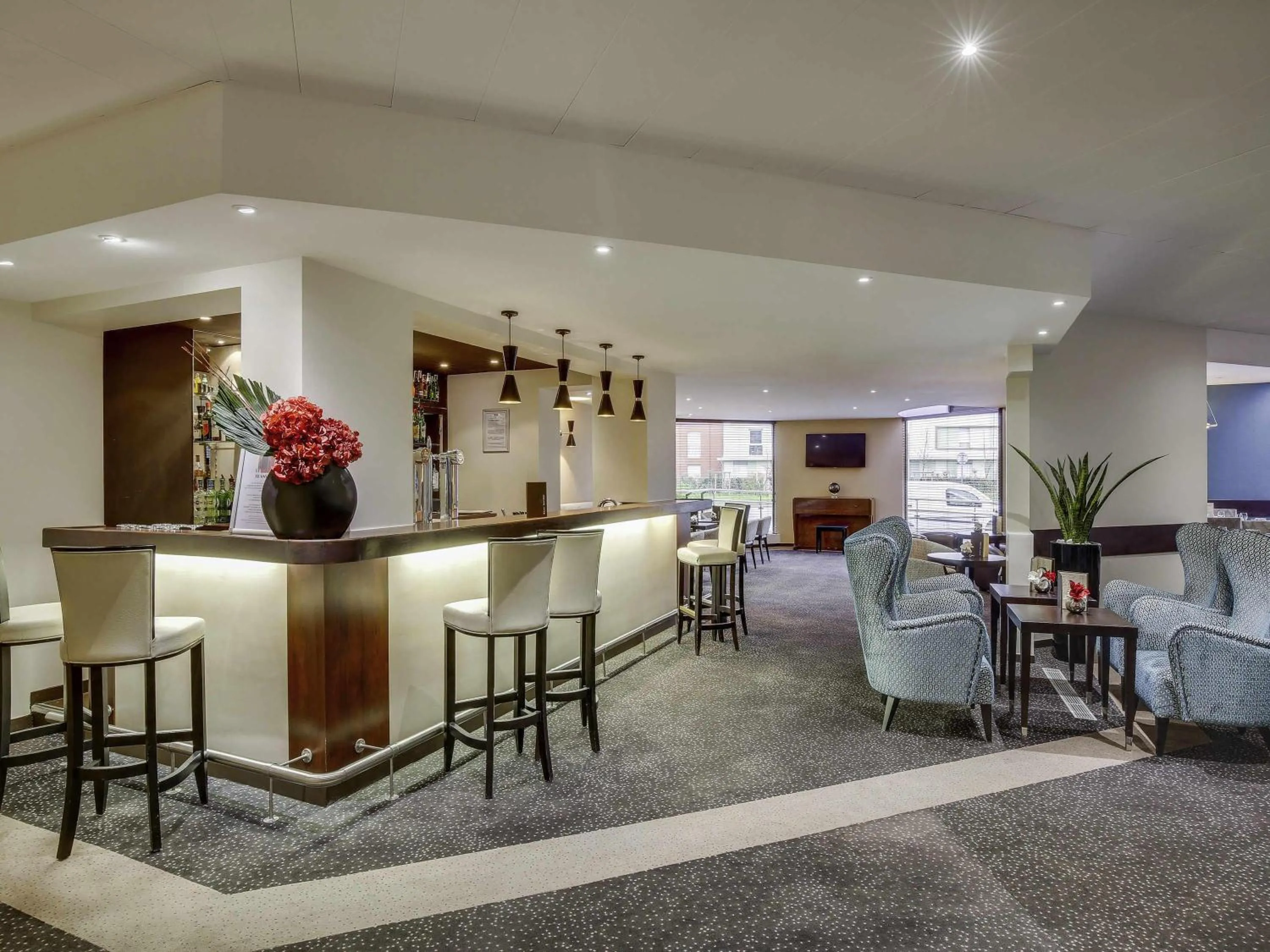 Lounge or bar in Mercure Maurepas Saint Quentin