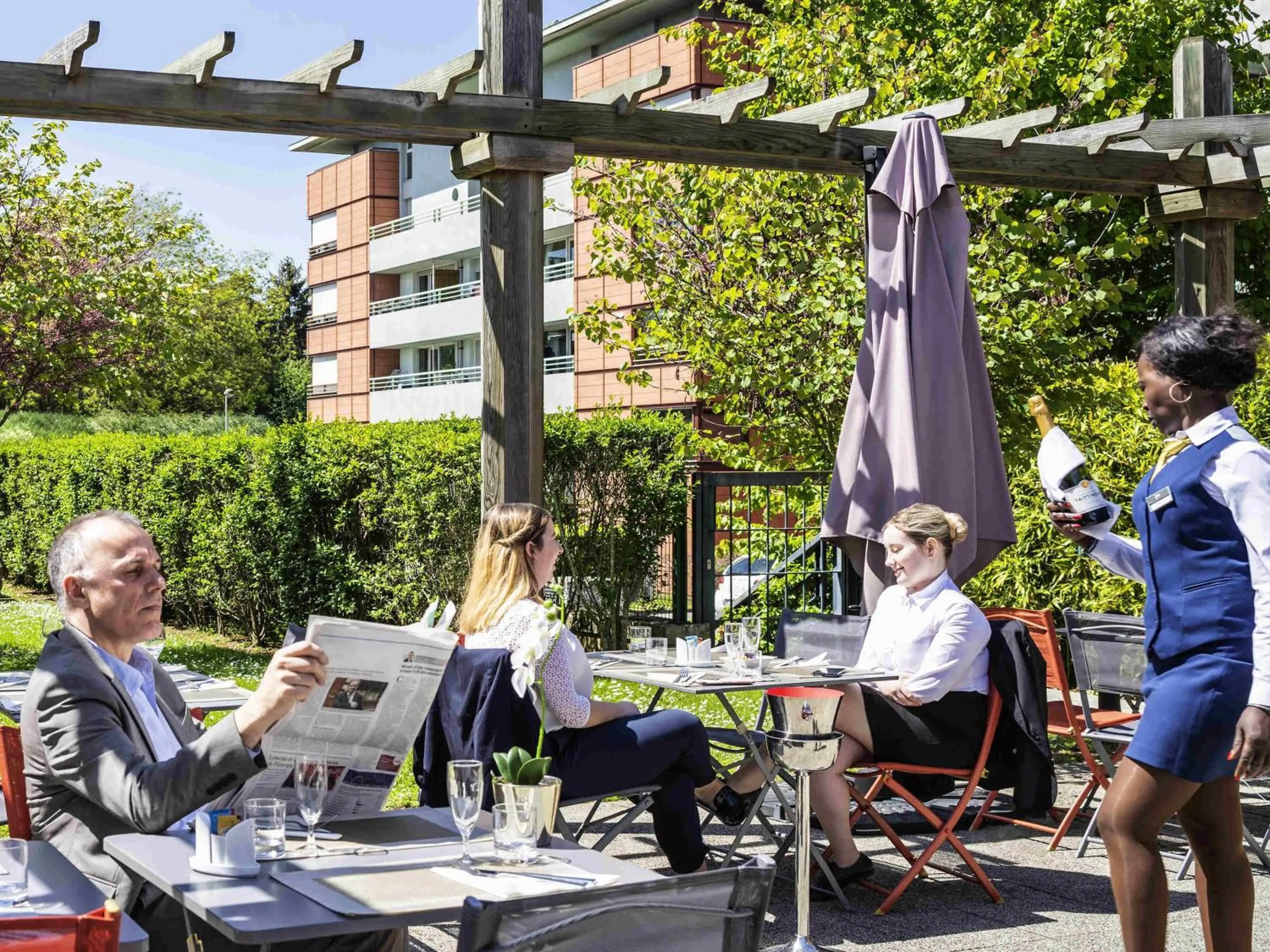 Restaurant/places to eat in Mercure Maurepas Saint Quentin