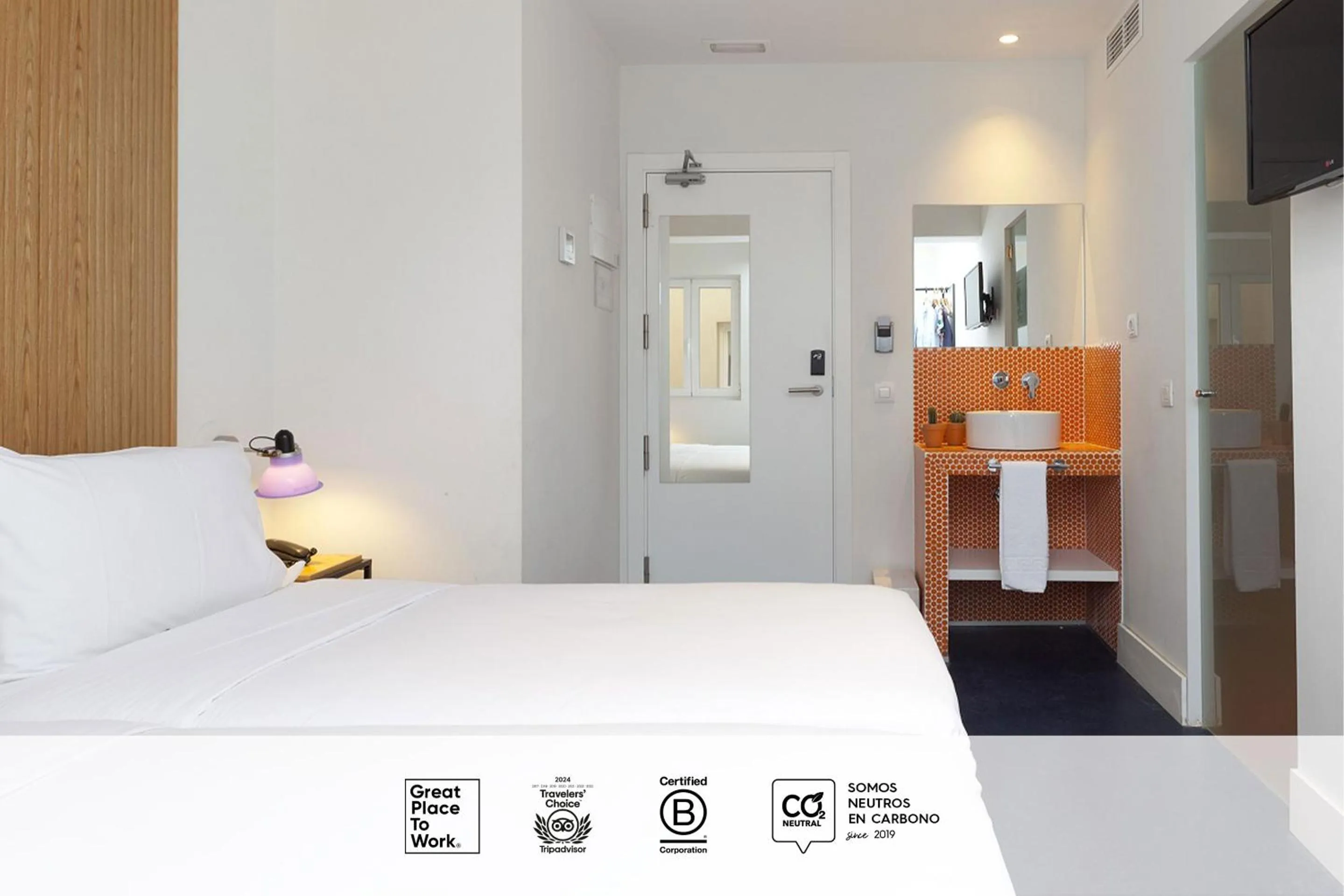 Photo of the whole room, Bed in SLEEP'N Atocha - B Corp Certified