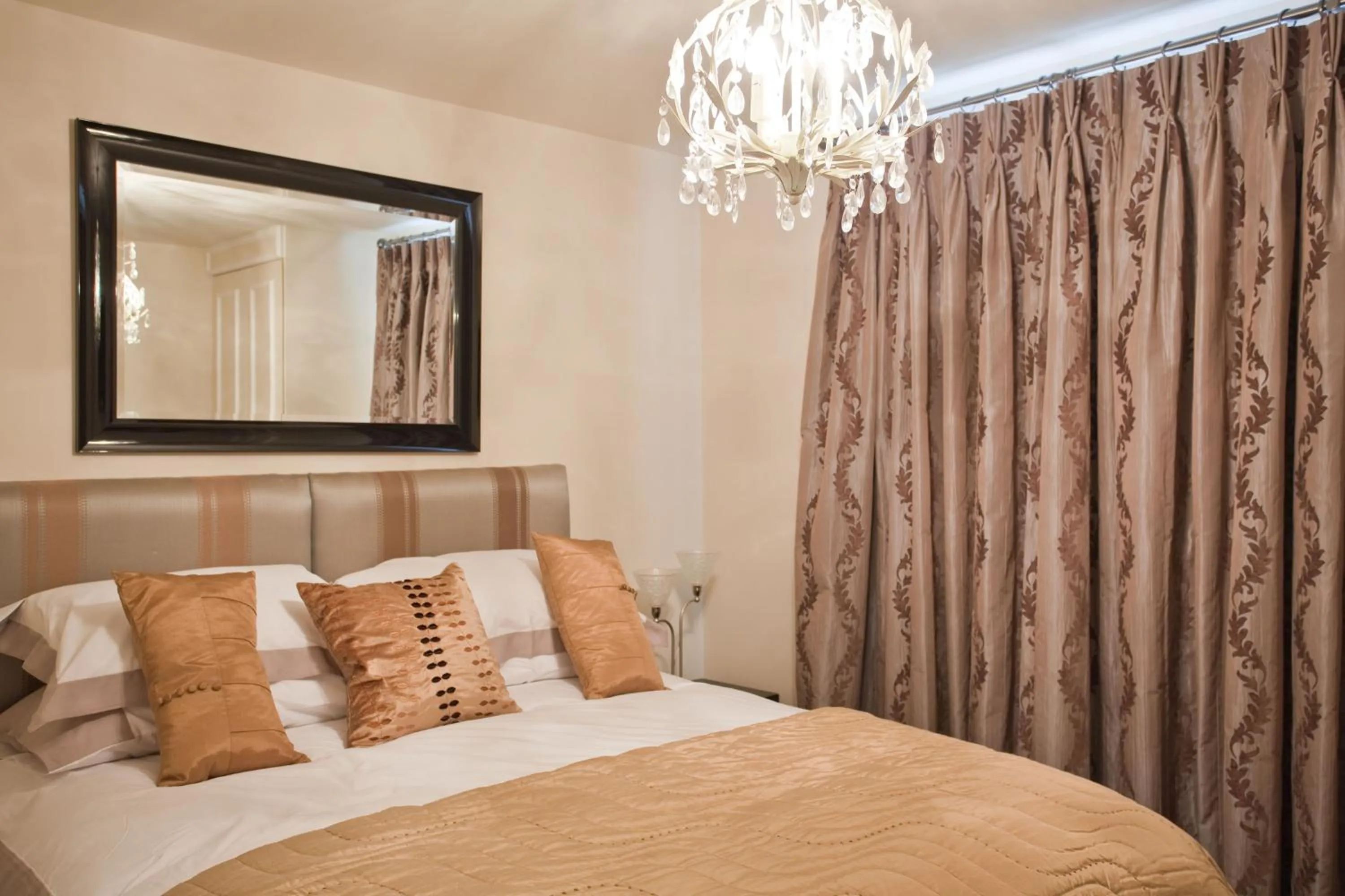 Bedroom, Bed in Portland Apartments