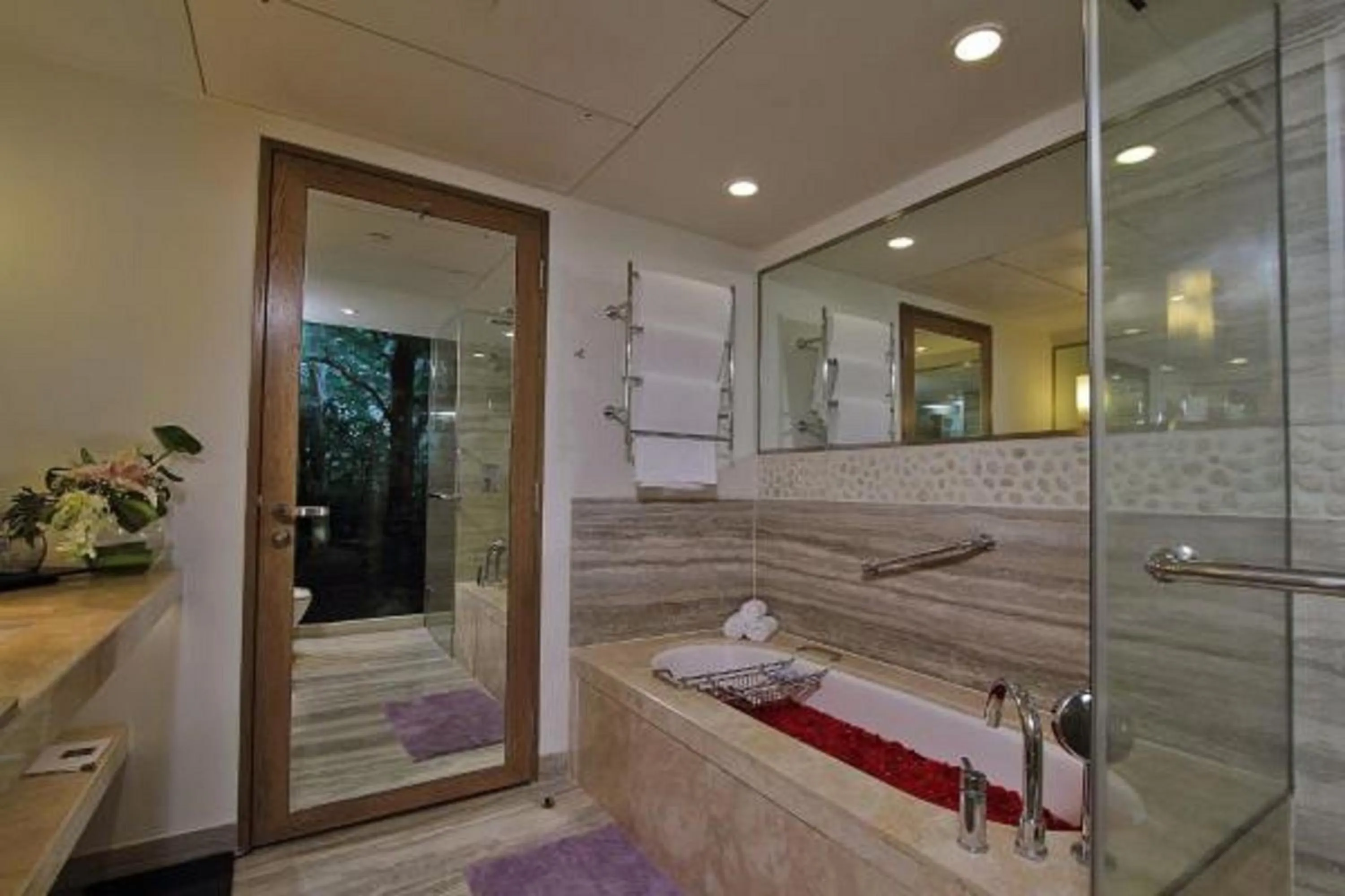 Shower in ITC Gardenia, a Luxury Collection Hotel, Bengaluru
