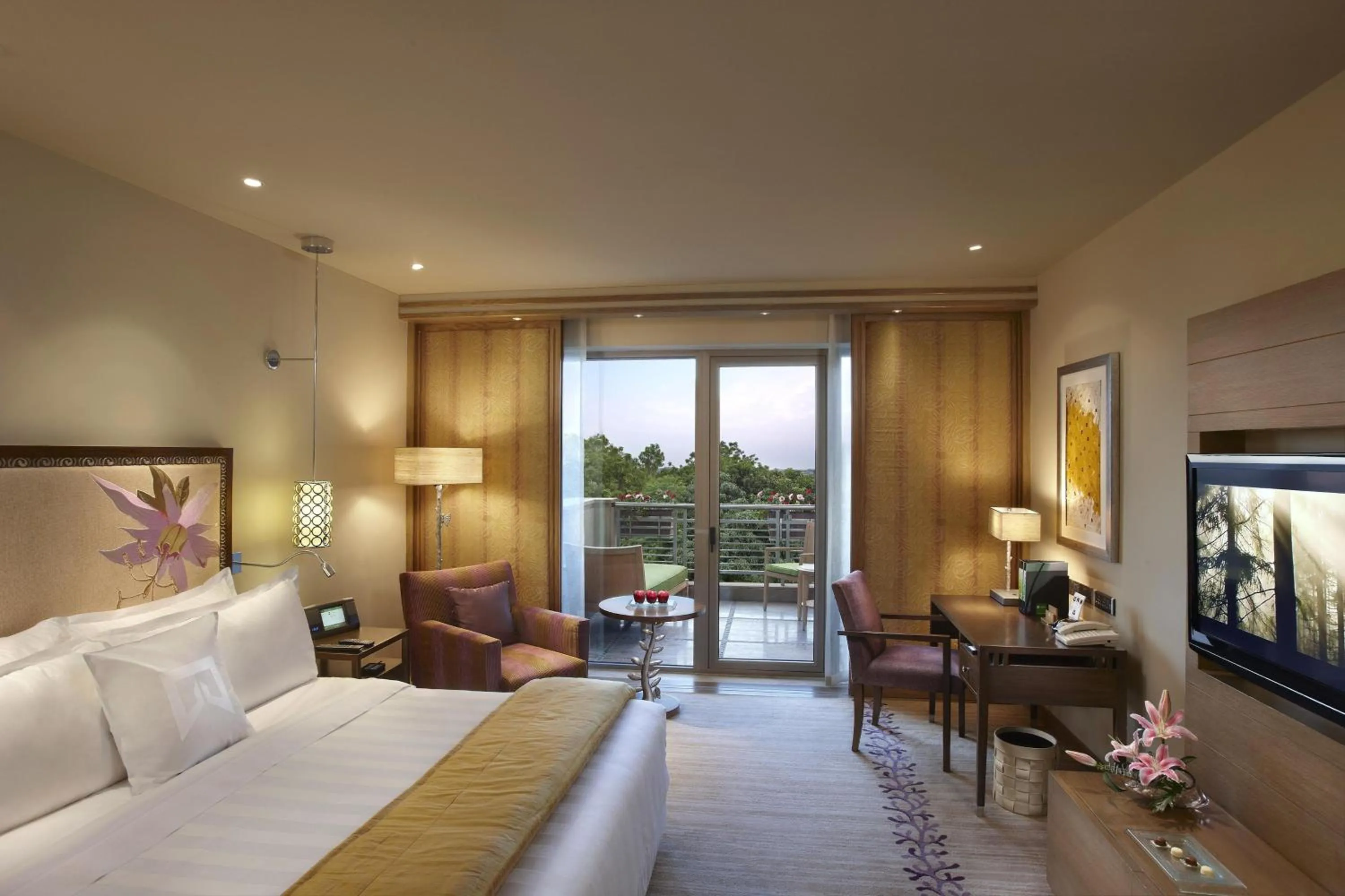 Photo of the whole room, Bed in ITC Gardenia, a Luxury Collection Hotel, Bengaluru