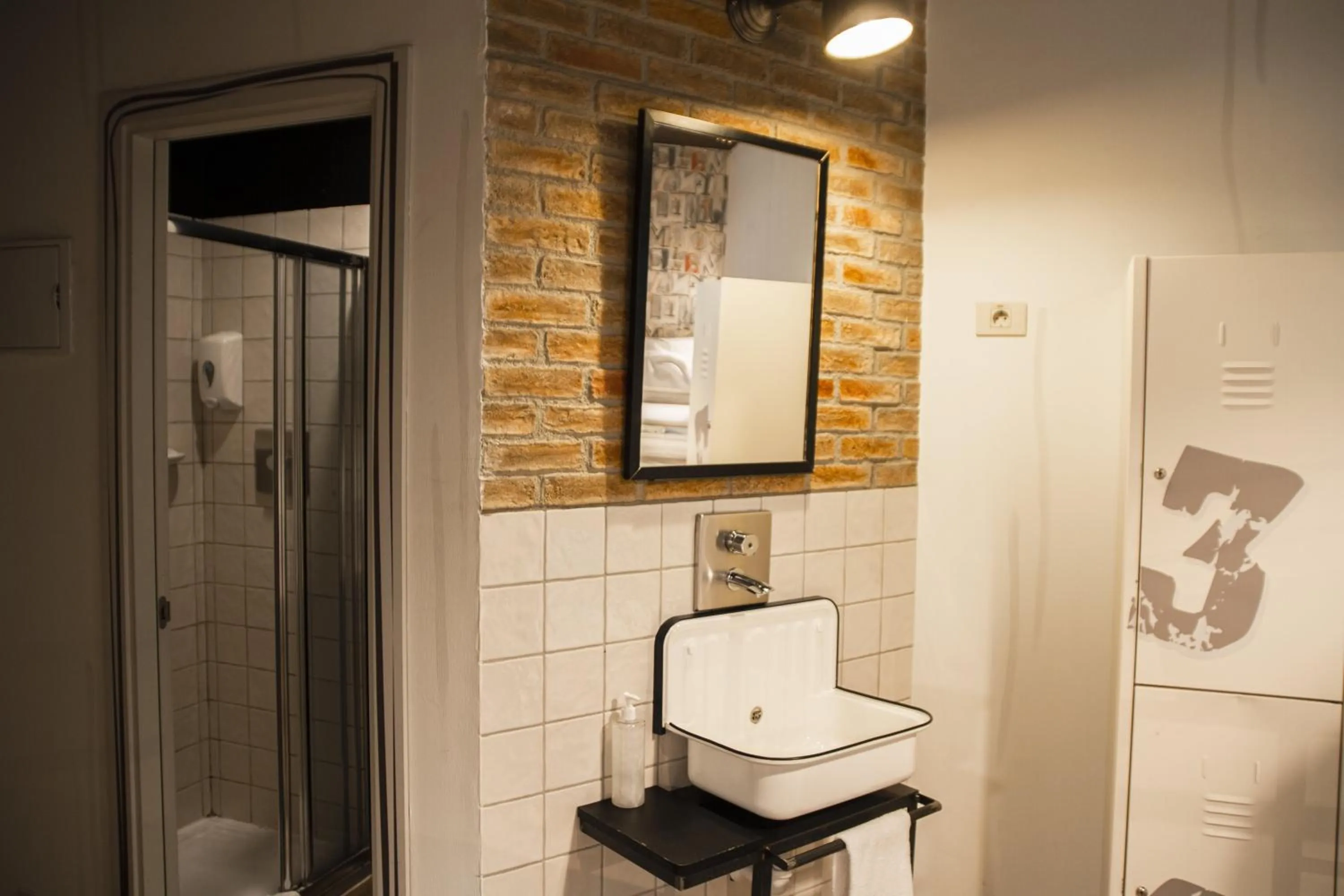 Bathroom in room00 Ventura Hostel