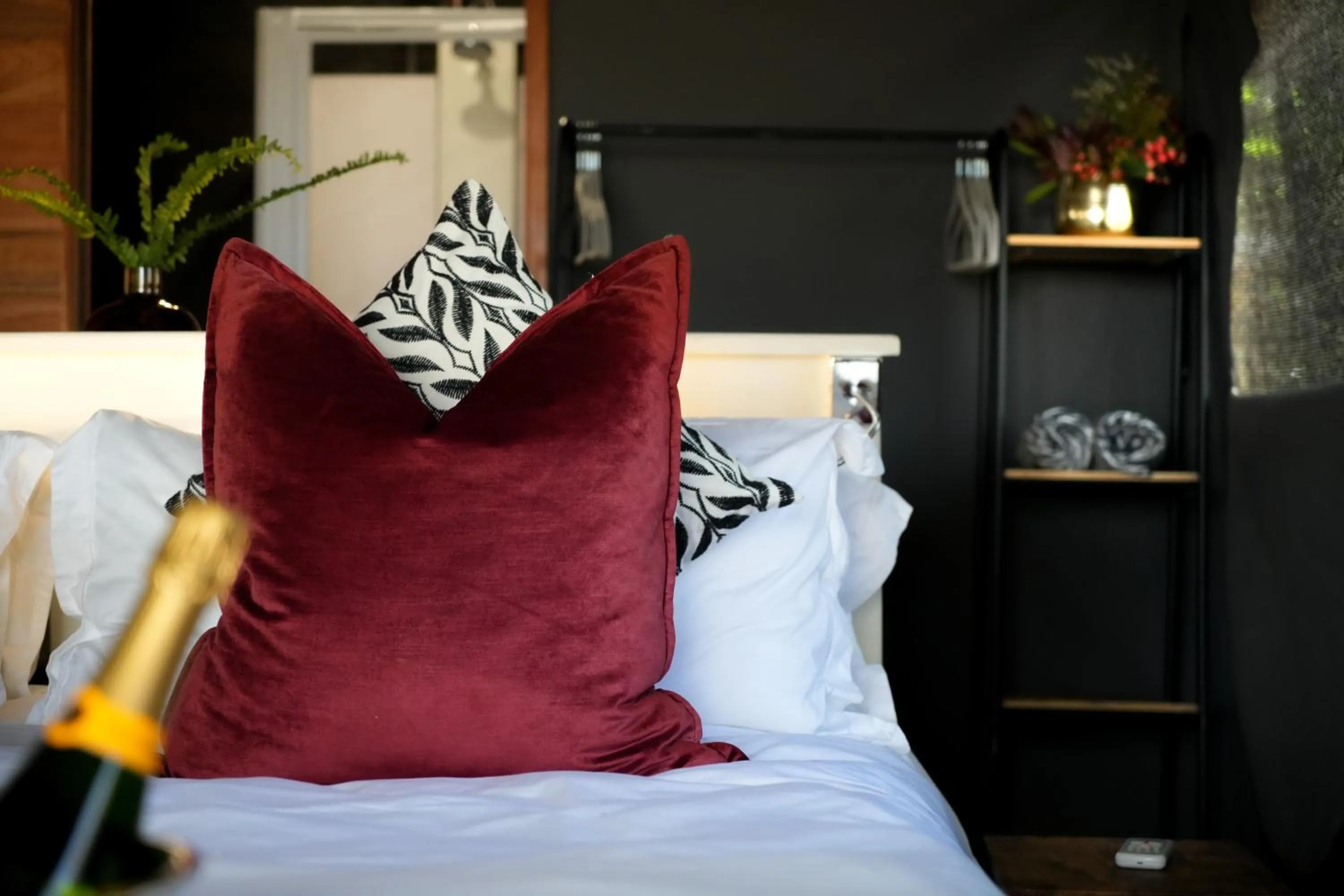 Decorative detail, Bed in Khaya Ndlovu Safari Manor