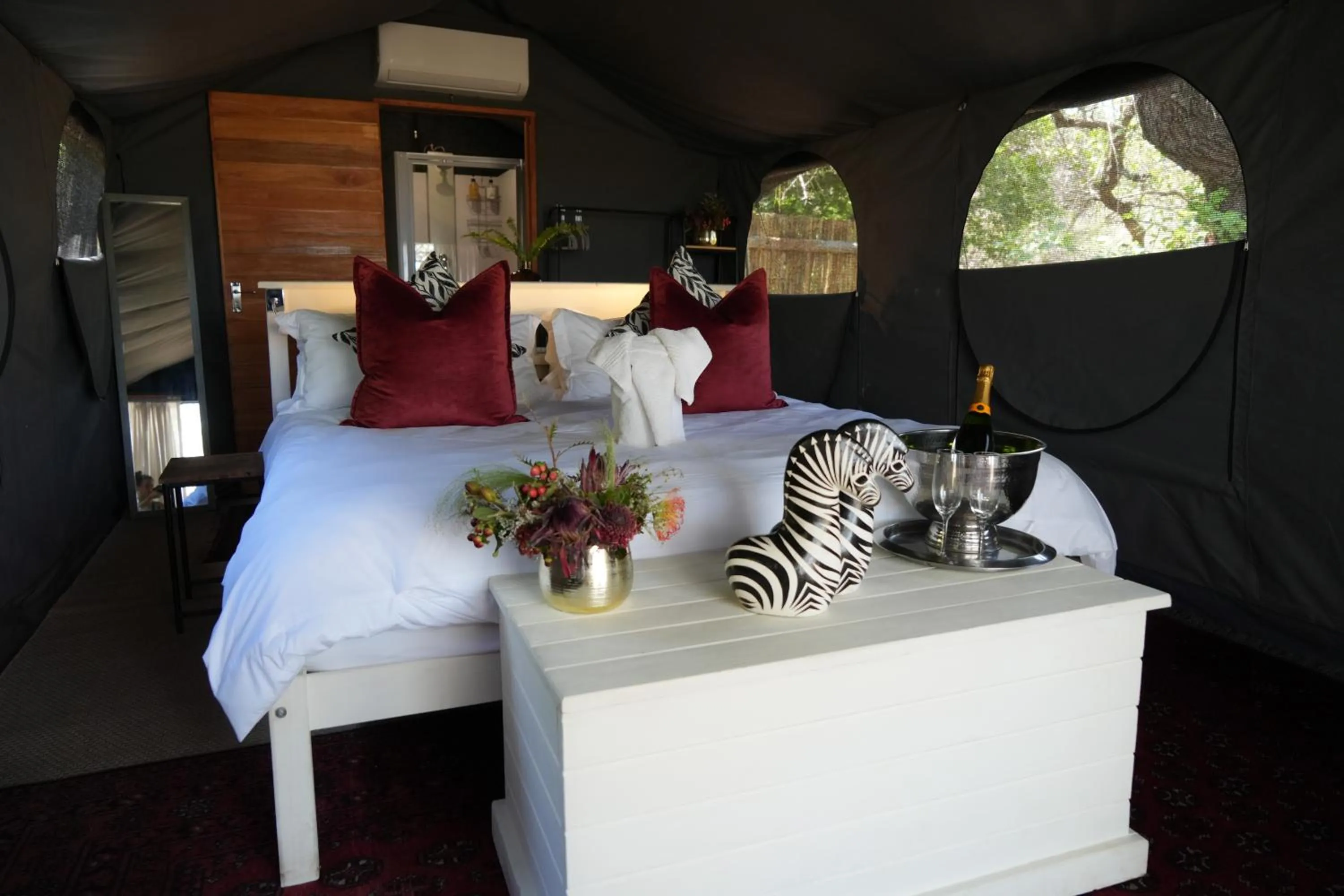 Bedroom, Bed in Khaya Ndlovu Safari Manor