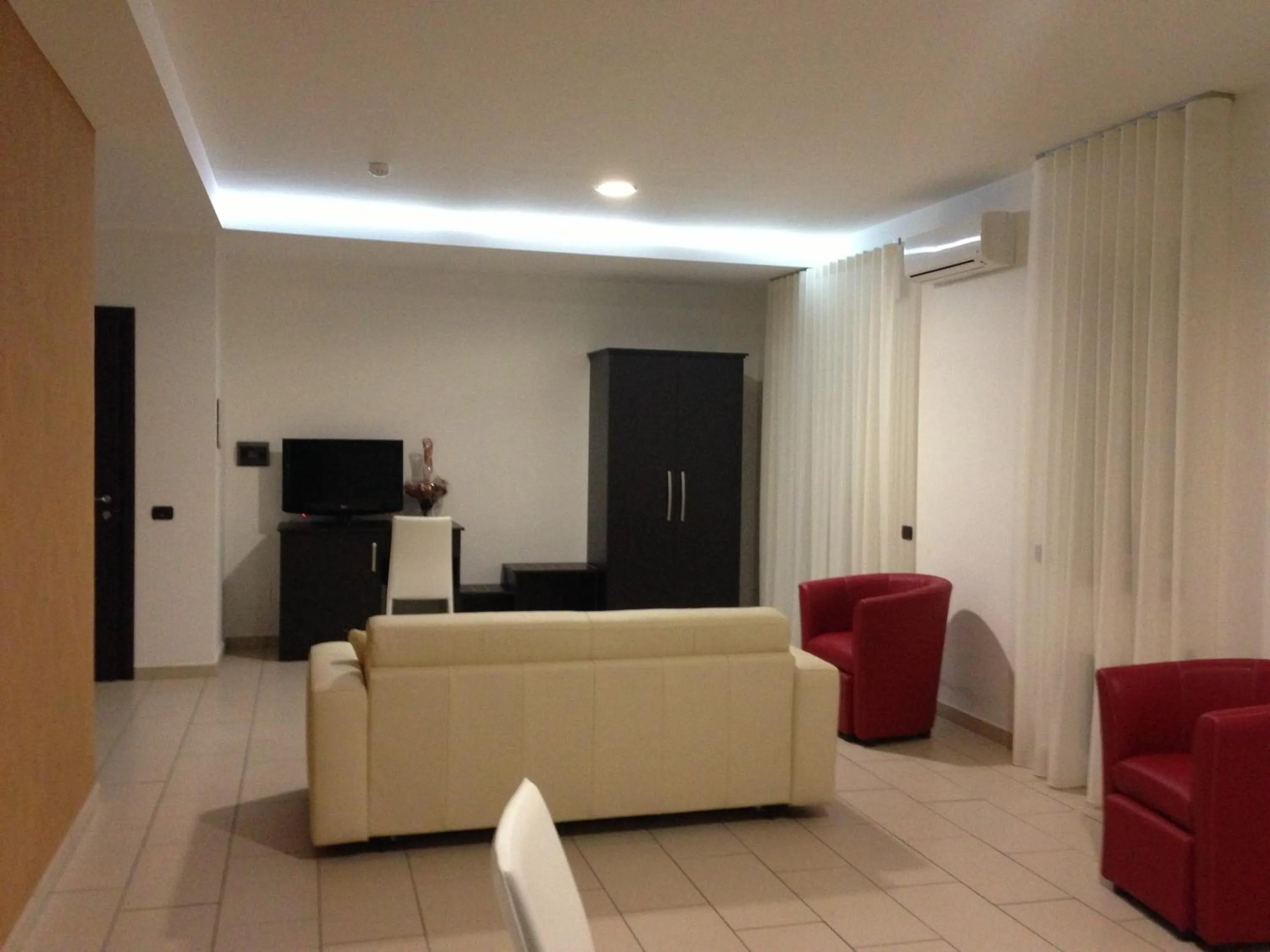 Photo of the whole room in Hotel 660