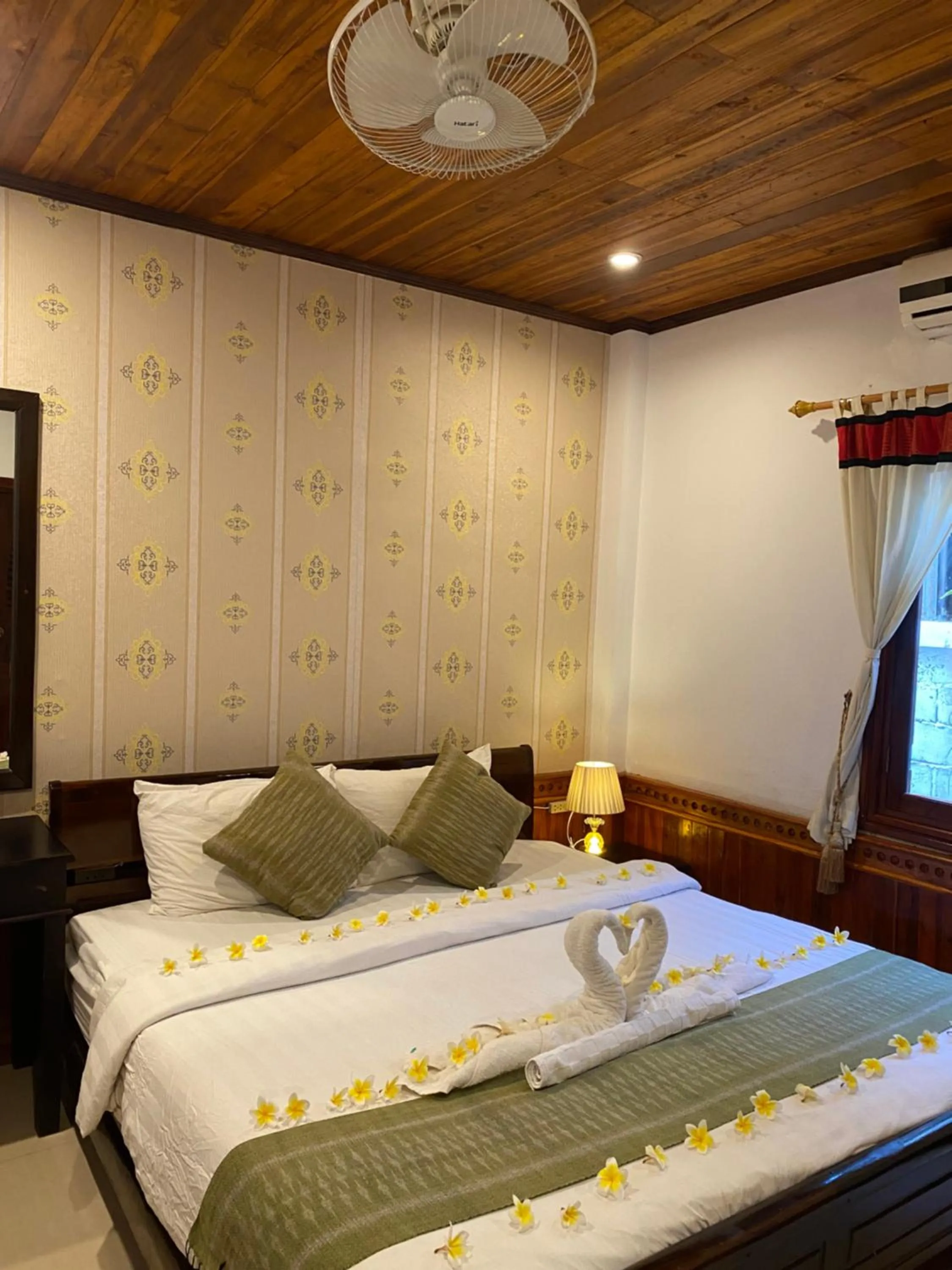 Photo of the whole room, Bed in Golden Lotus Place