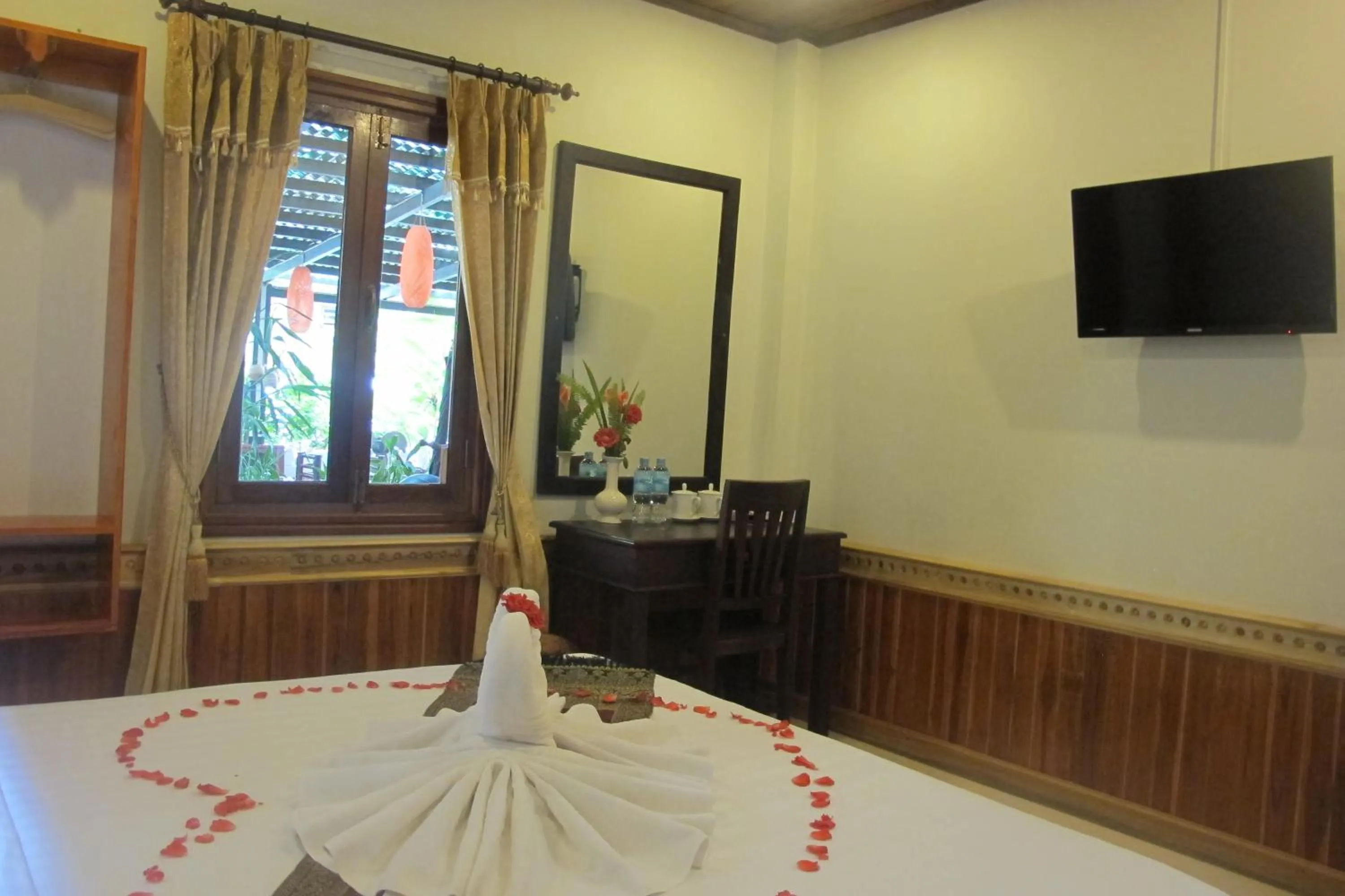 Photo of the whole room in Golden Lotus Place