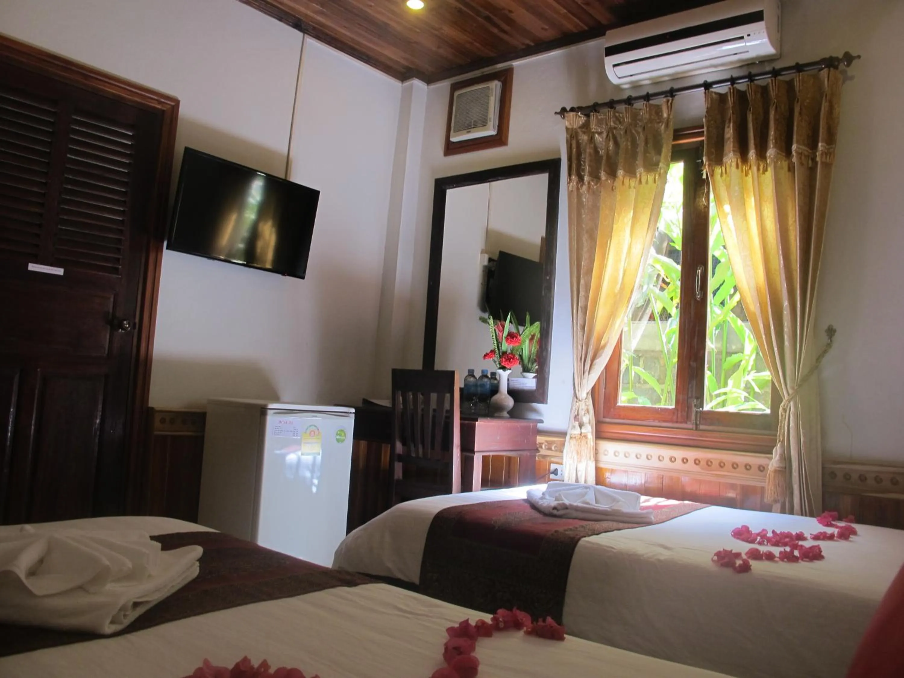 Photo of the whole room, Bed in Golden Lotus Place