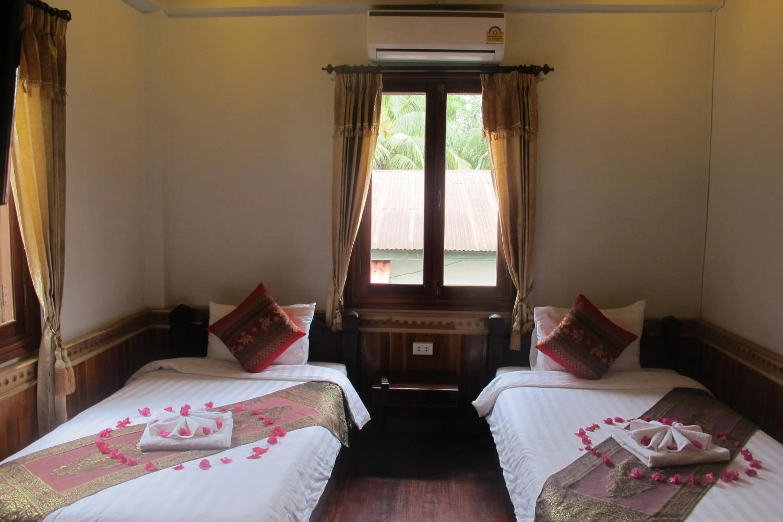 Photo of the whole room, Bed in Golden Lotus Place