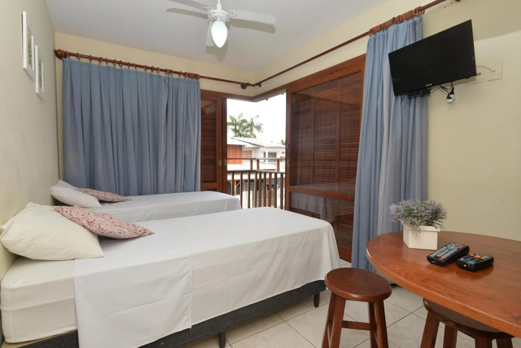 TV and multimedia, Bed in Oceano Pousada - Buffet de café da manhã e serviço de quarto diário