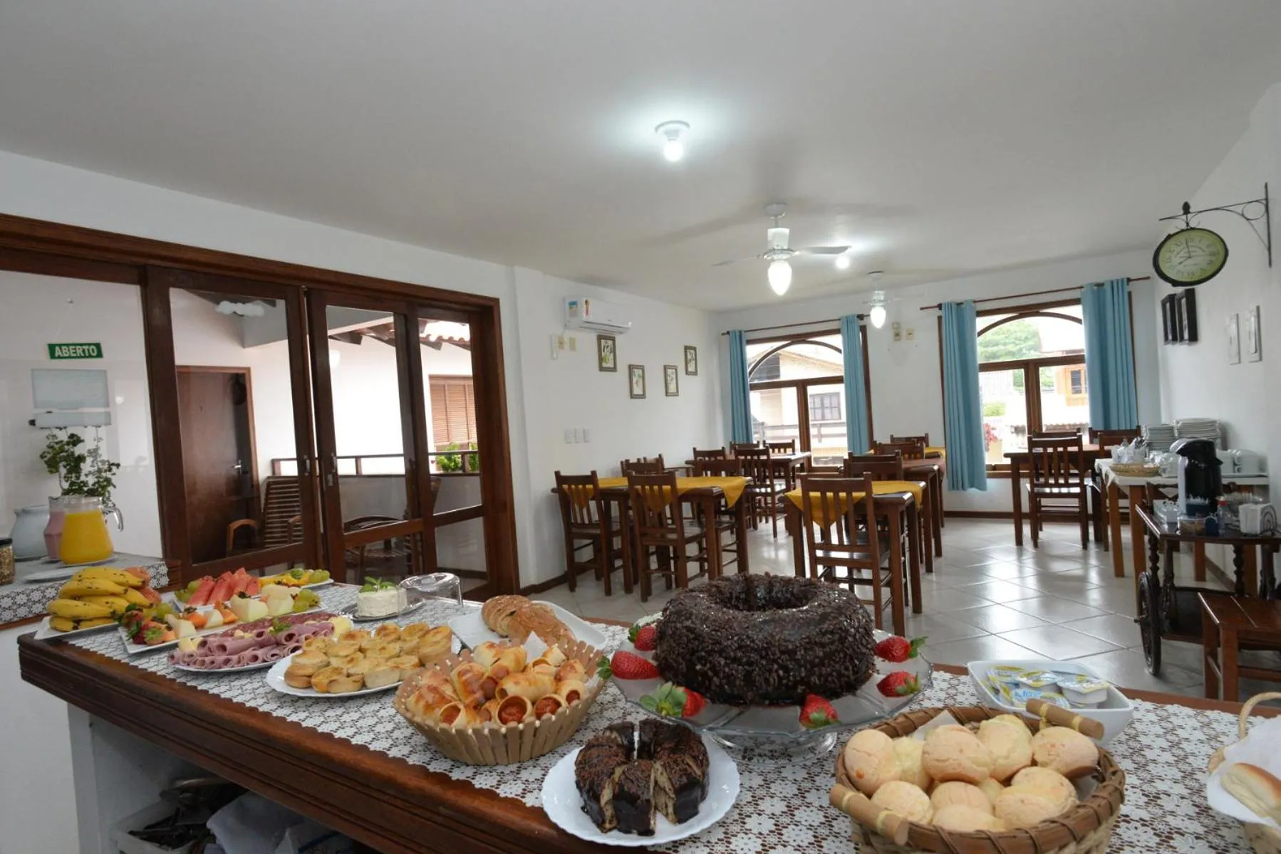 Breakfast in Oceano Pousada - Buffet de café da manhã e serviço de quarto diário