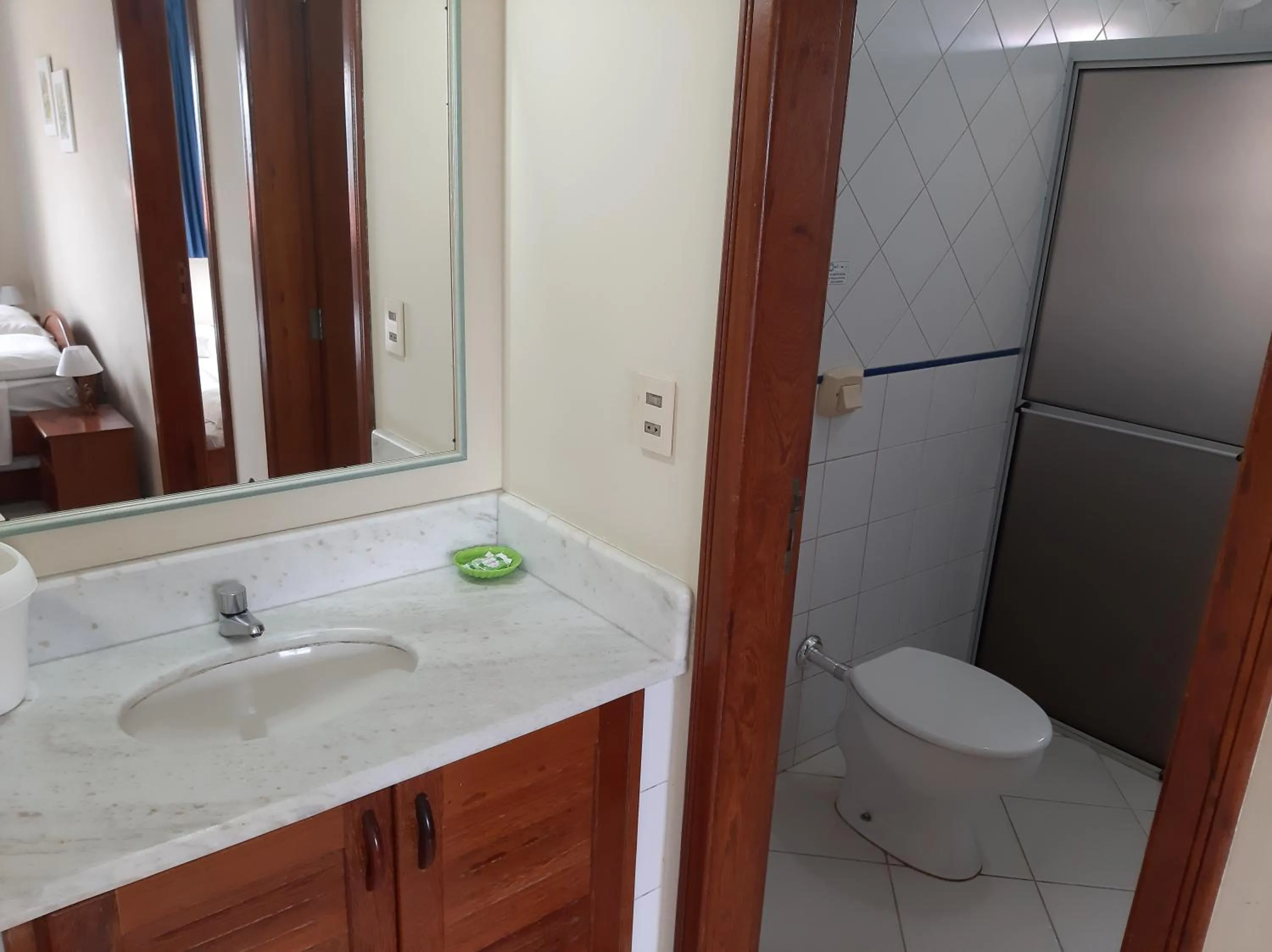 Shower in Oceano Pousada - Buffet de café da manhã e serviço de quarto diário