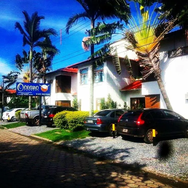 Property building in Oceano Pousada - Buffet de café da manhã e serviço de quarto diário