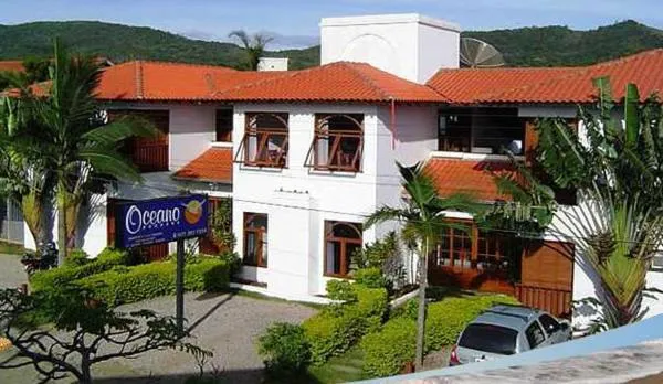 Property building in Oceano Pousada - Buffet de café da manhã e serviço de quarto diário
