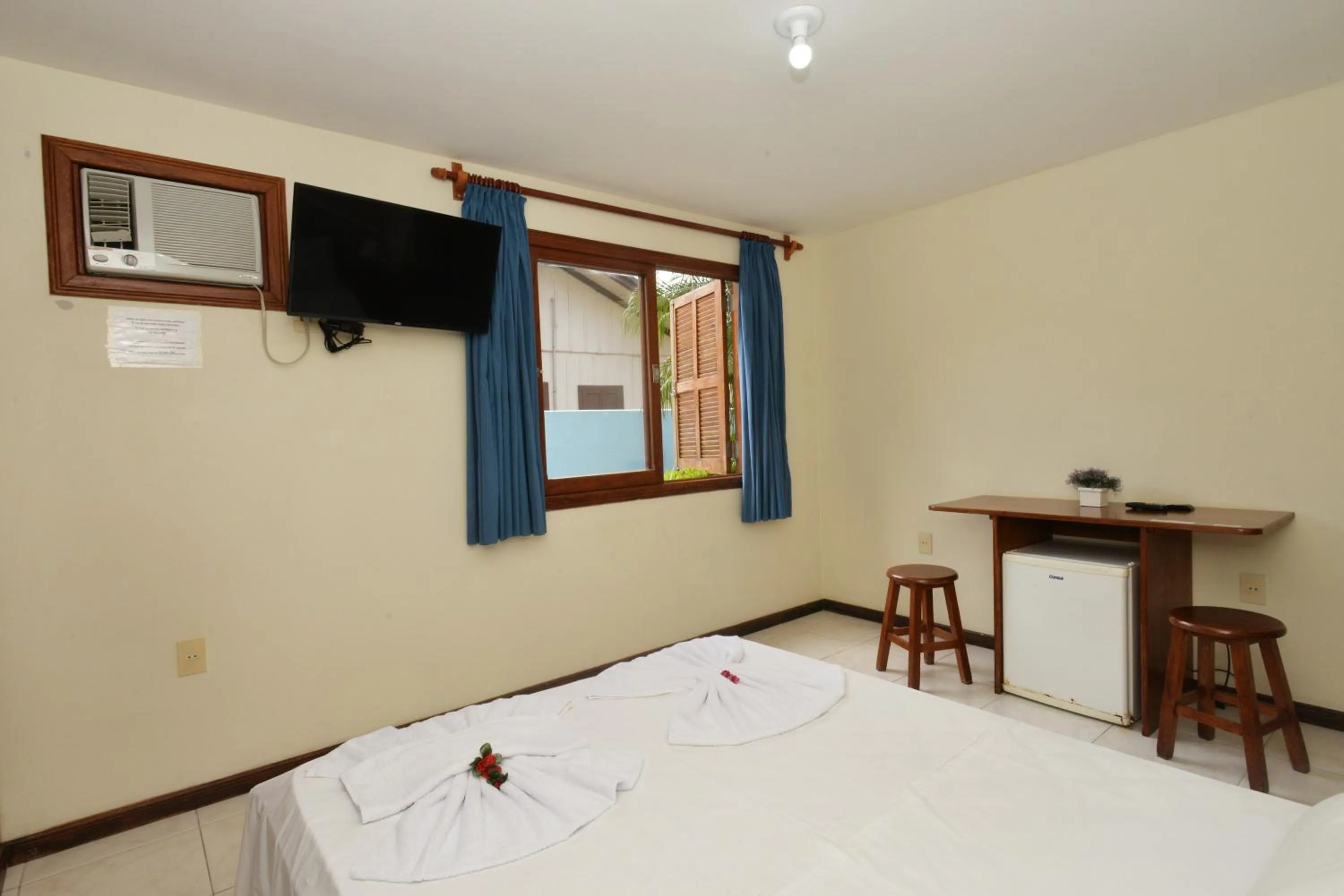 TV and multimedia, Bed in Oceano Pousada - Buffet de café da manhã e serviço de quarto diário