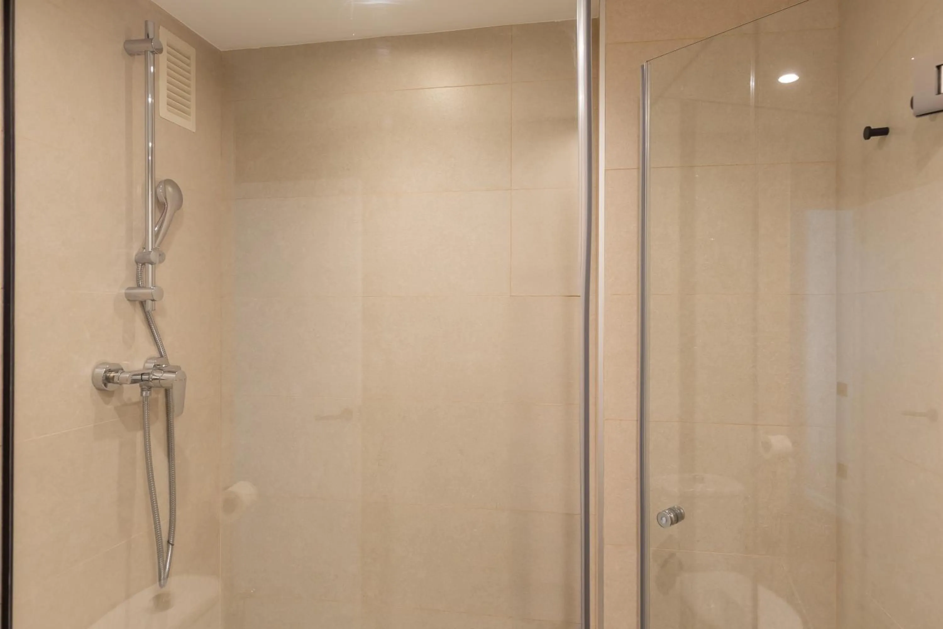 Shower in Apartamentos Laforja