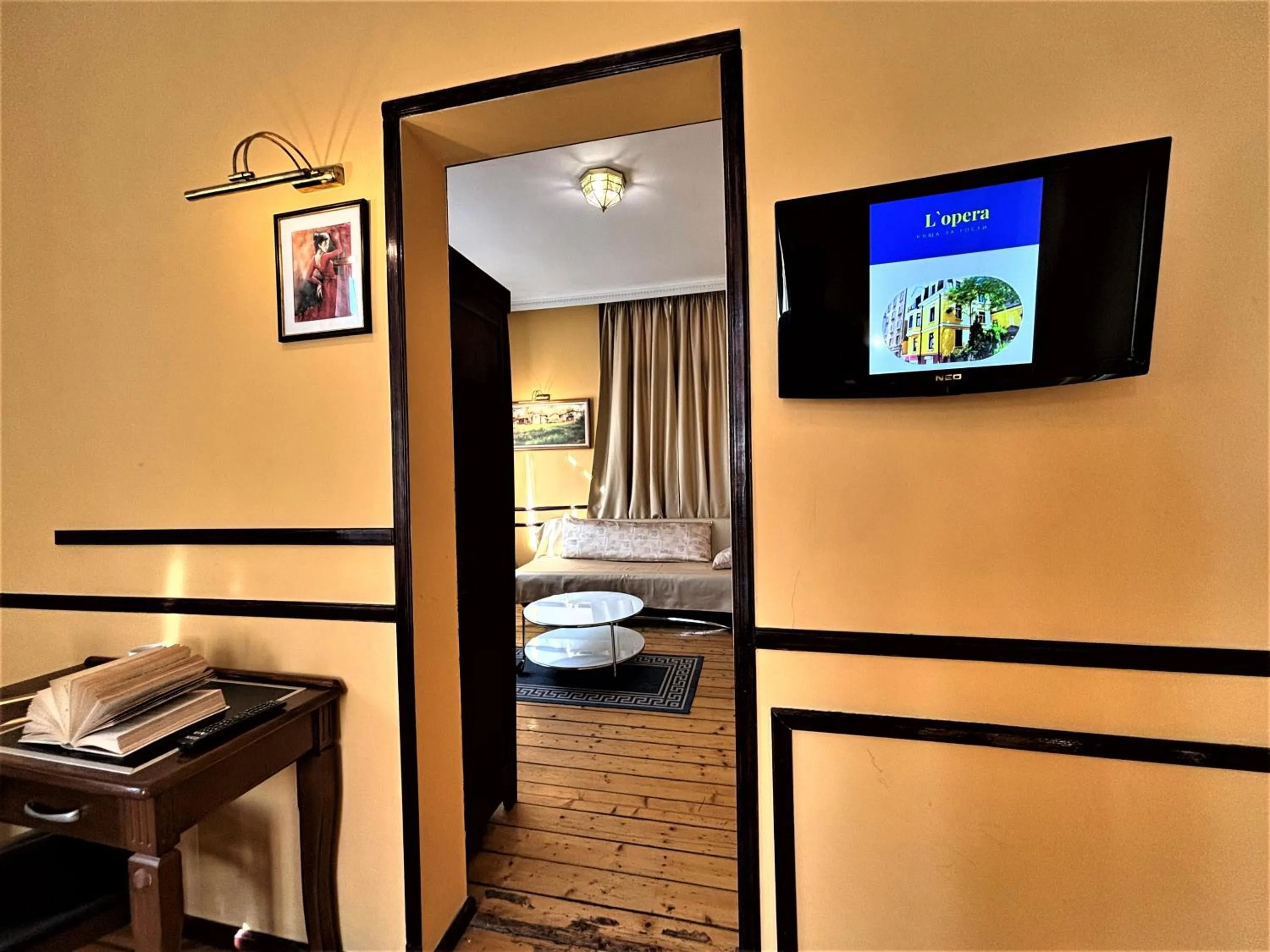 TV and multimedia in L'Opera Guest House