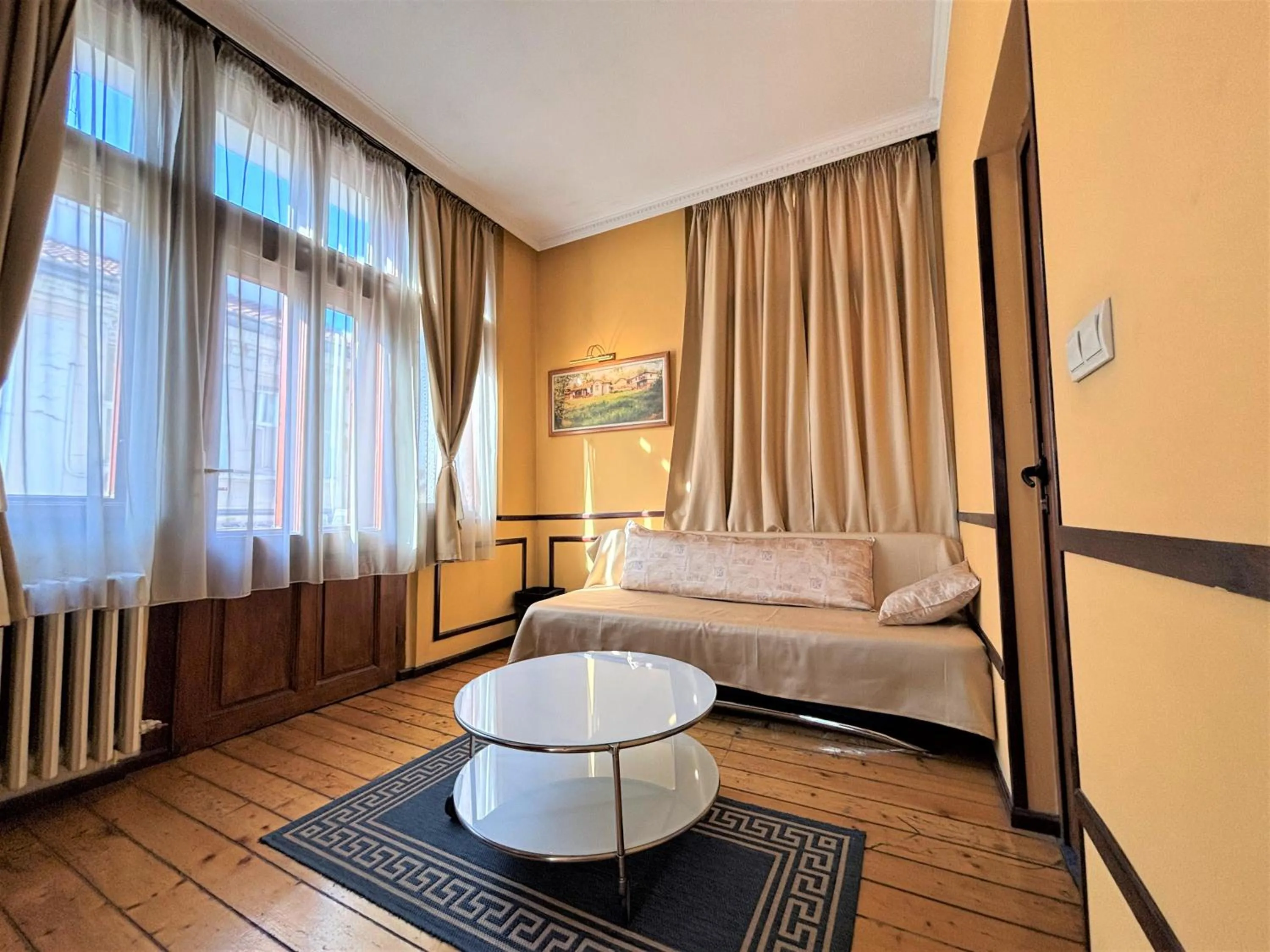 Living room, Bed in L'Opera Guest House