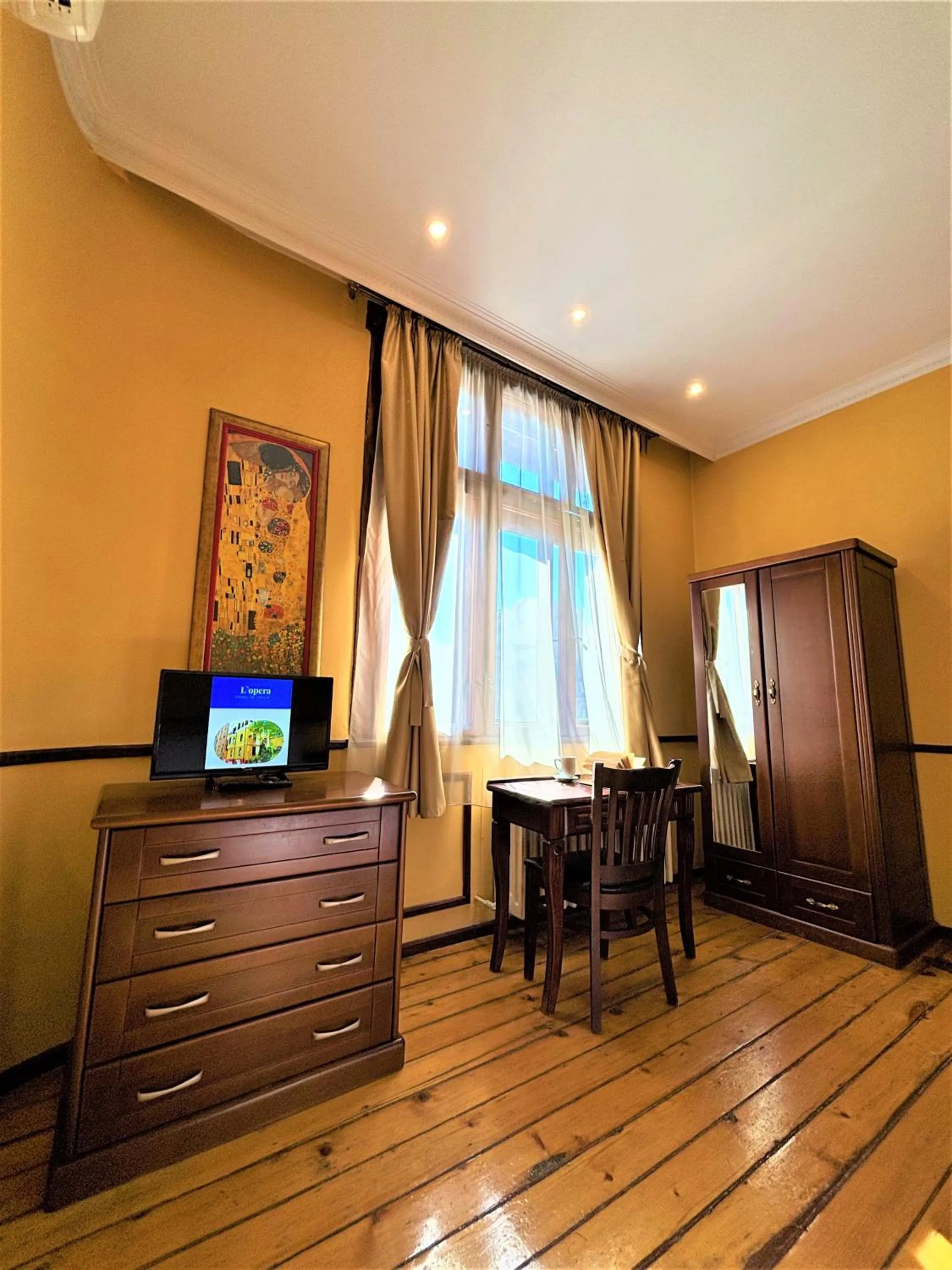 Communal lounge/ TV room in L'Opera Guest House