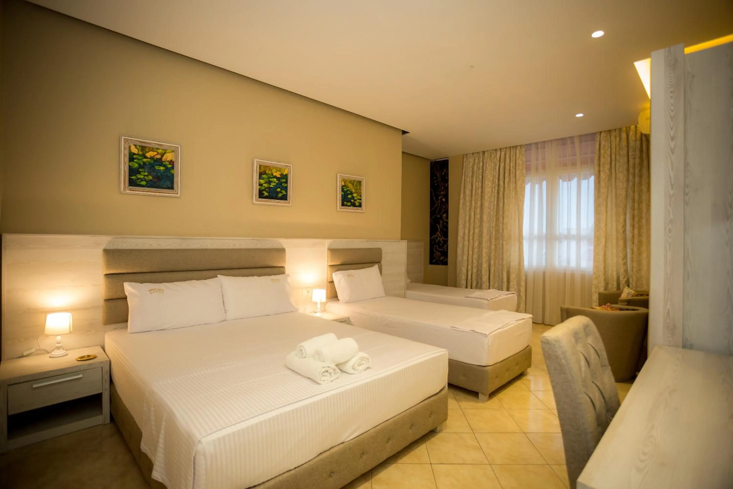 Bathroom, Bed in Hotel Valz