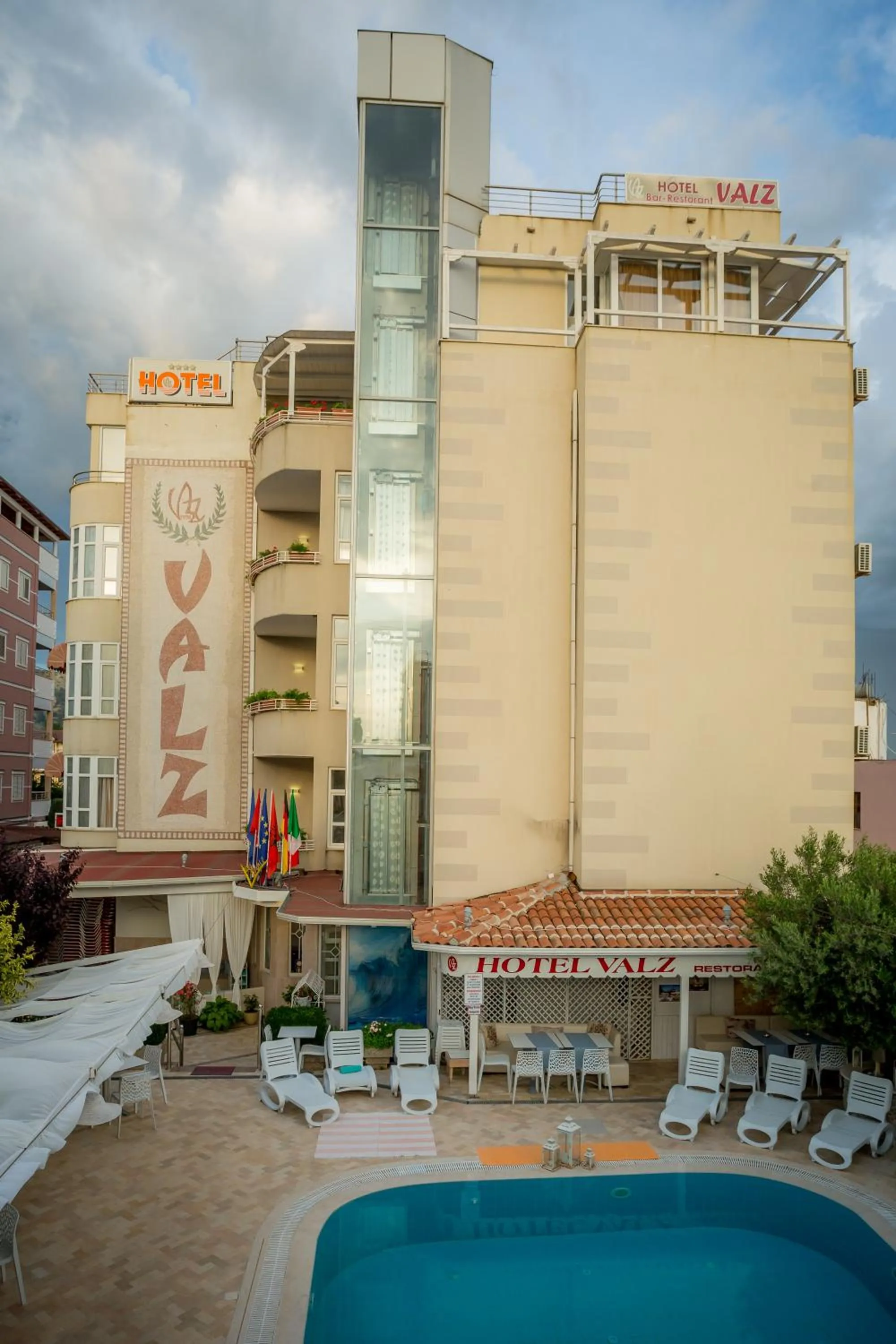 Swimming pool in Hotel Valz