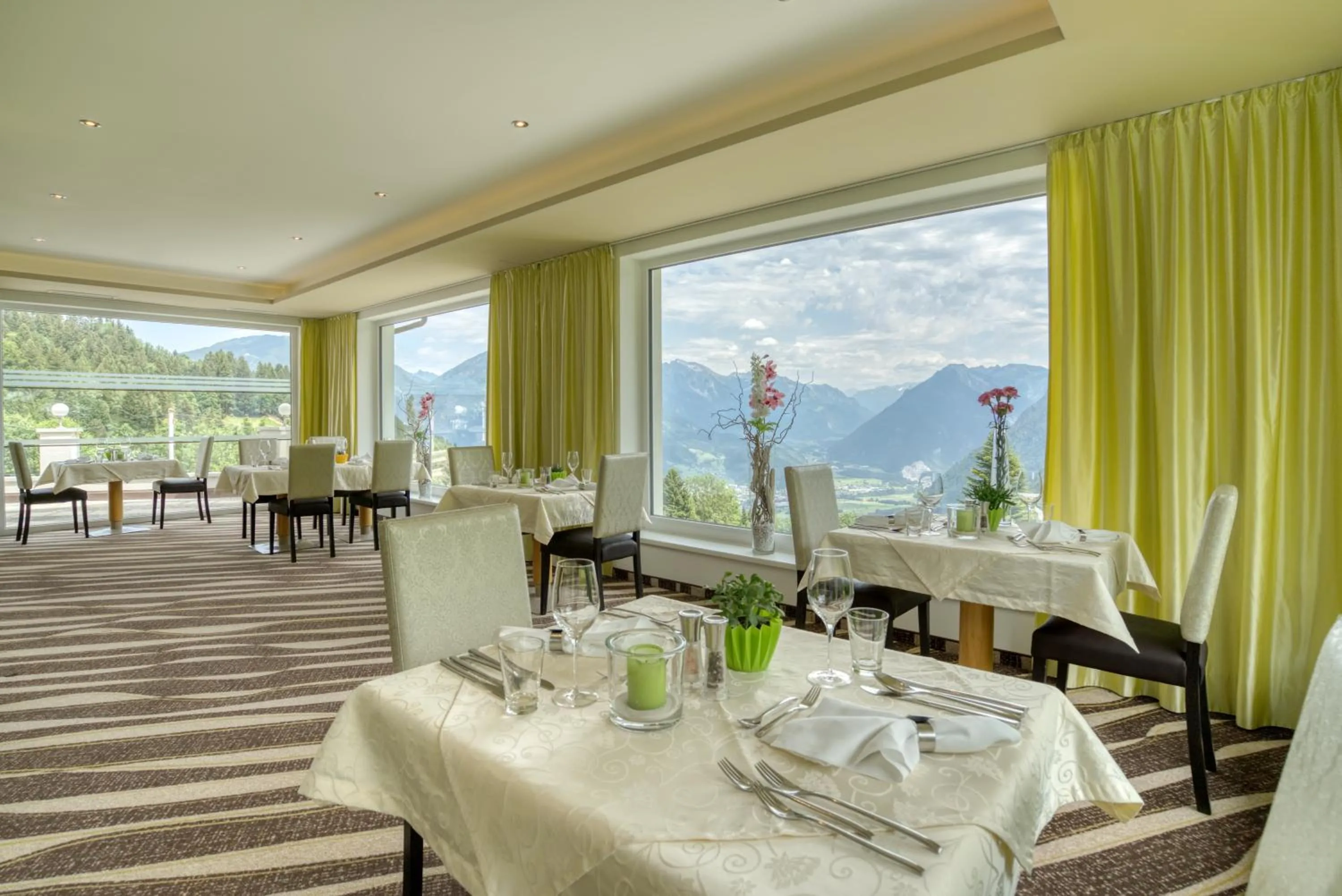 Restaurant/places to eat in Alpinresort Schillerkopf