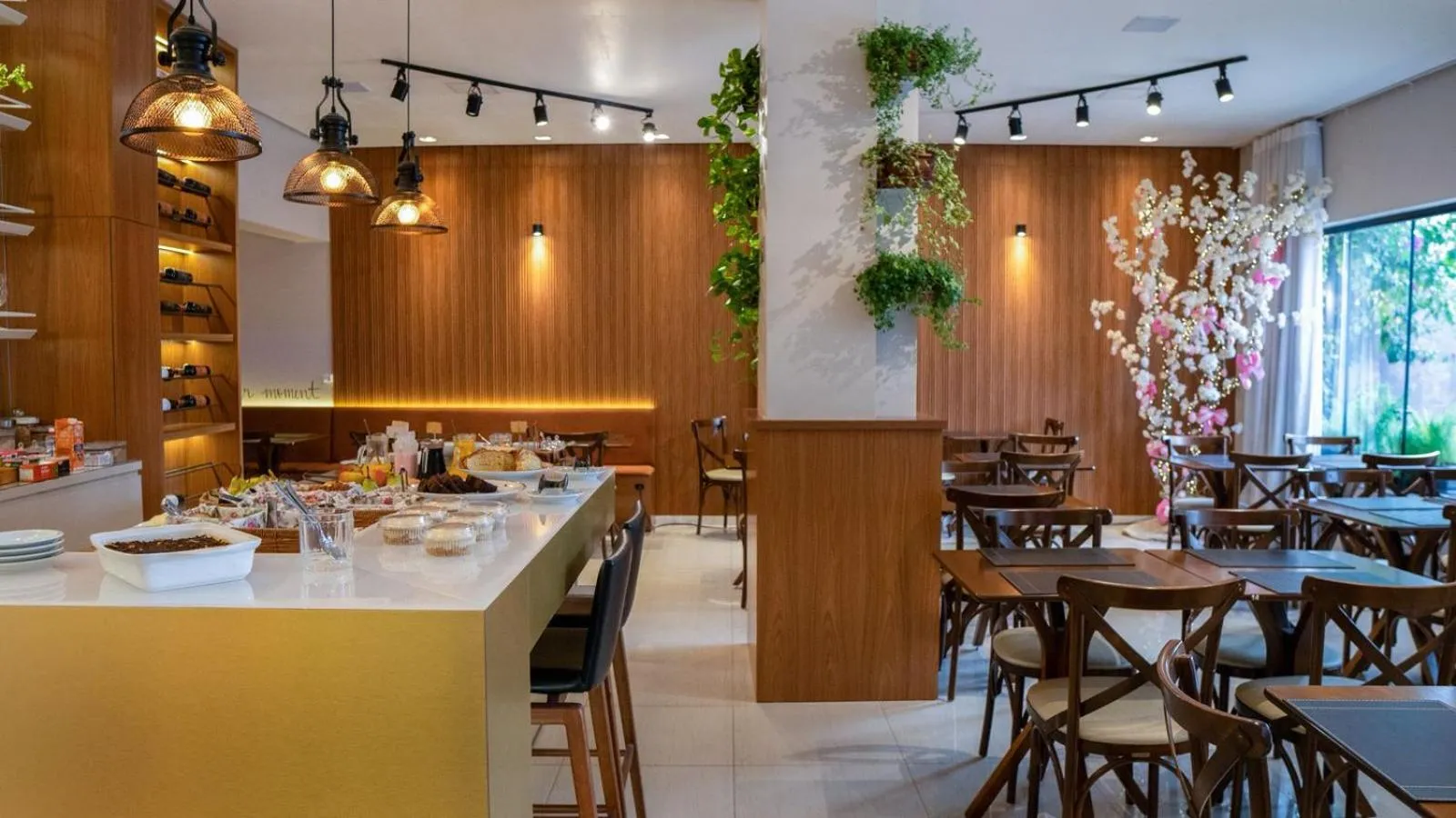 Restaurant/places to eat in Zallon Hotel Executivo