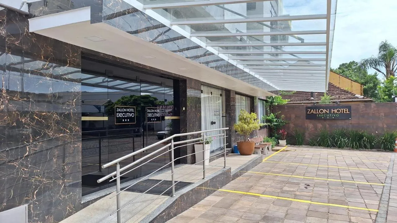 Property building in Zallon Hotel Executivo