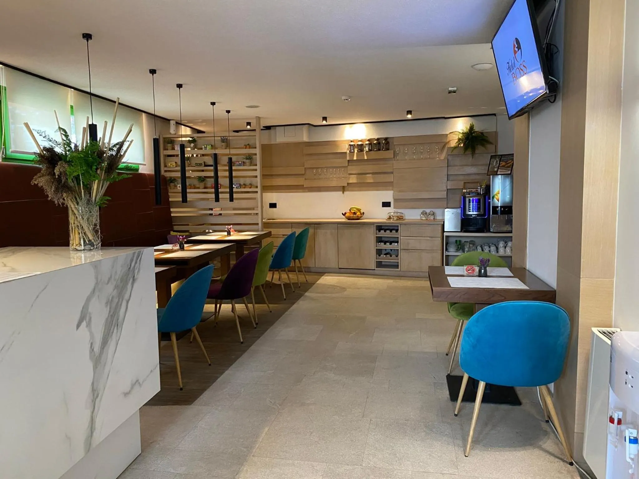 Restaurant/places to eat in Hotel Boss