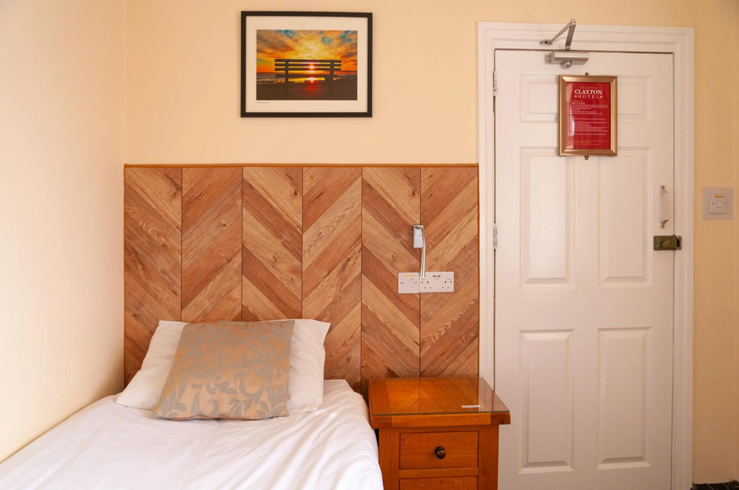 Bed in Claxton Hotel