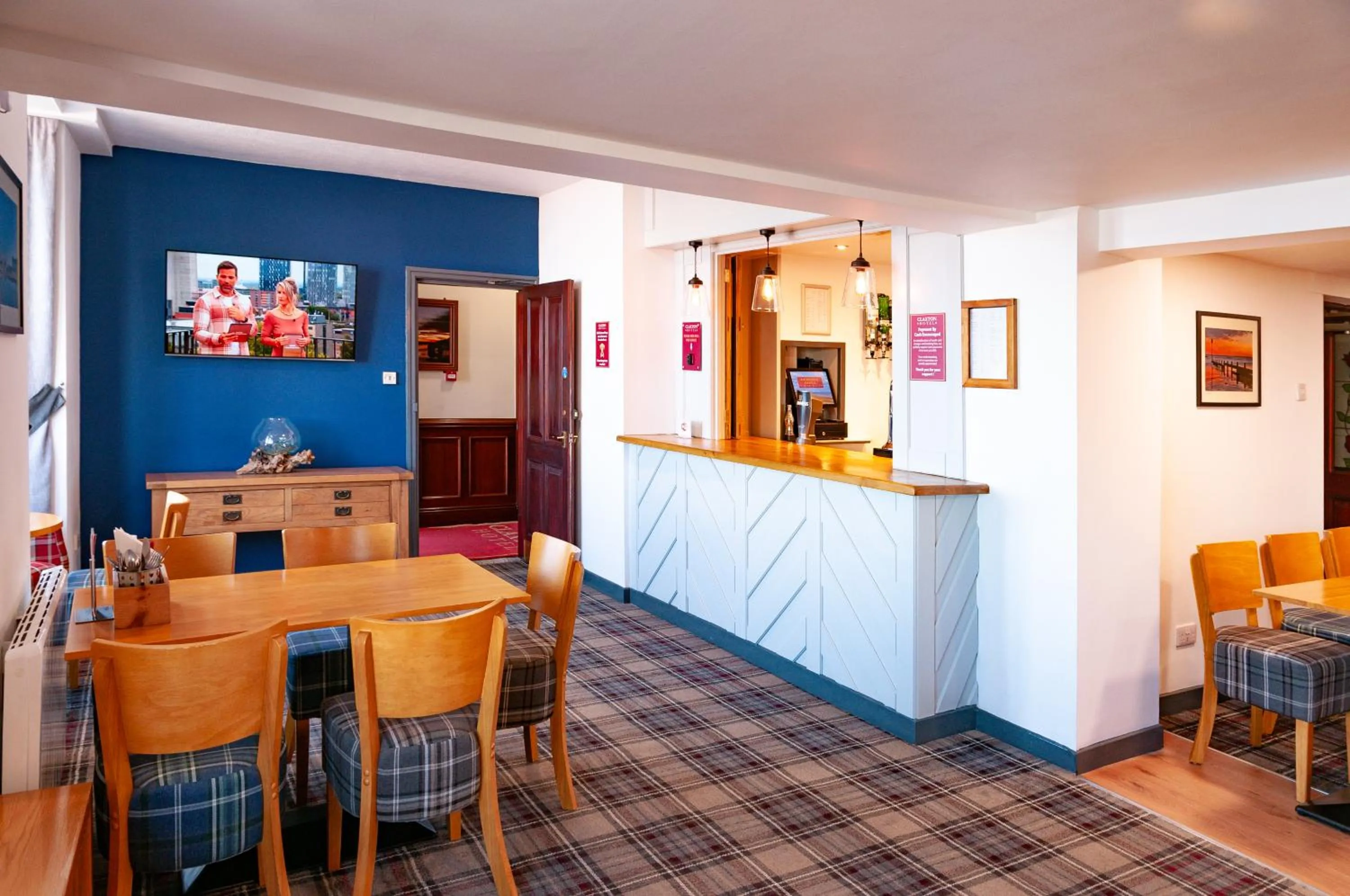 Restaurant/places to eat in Claxton Hotel