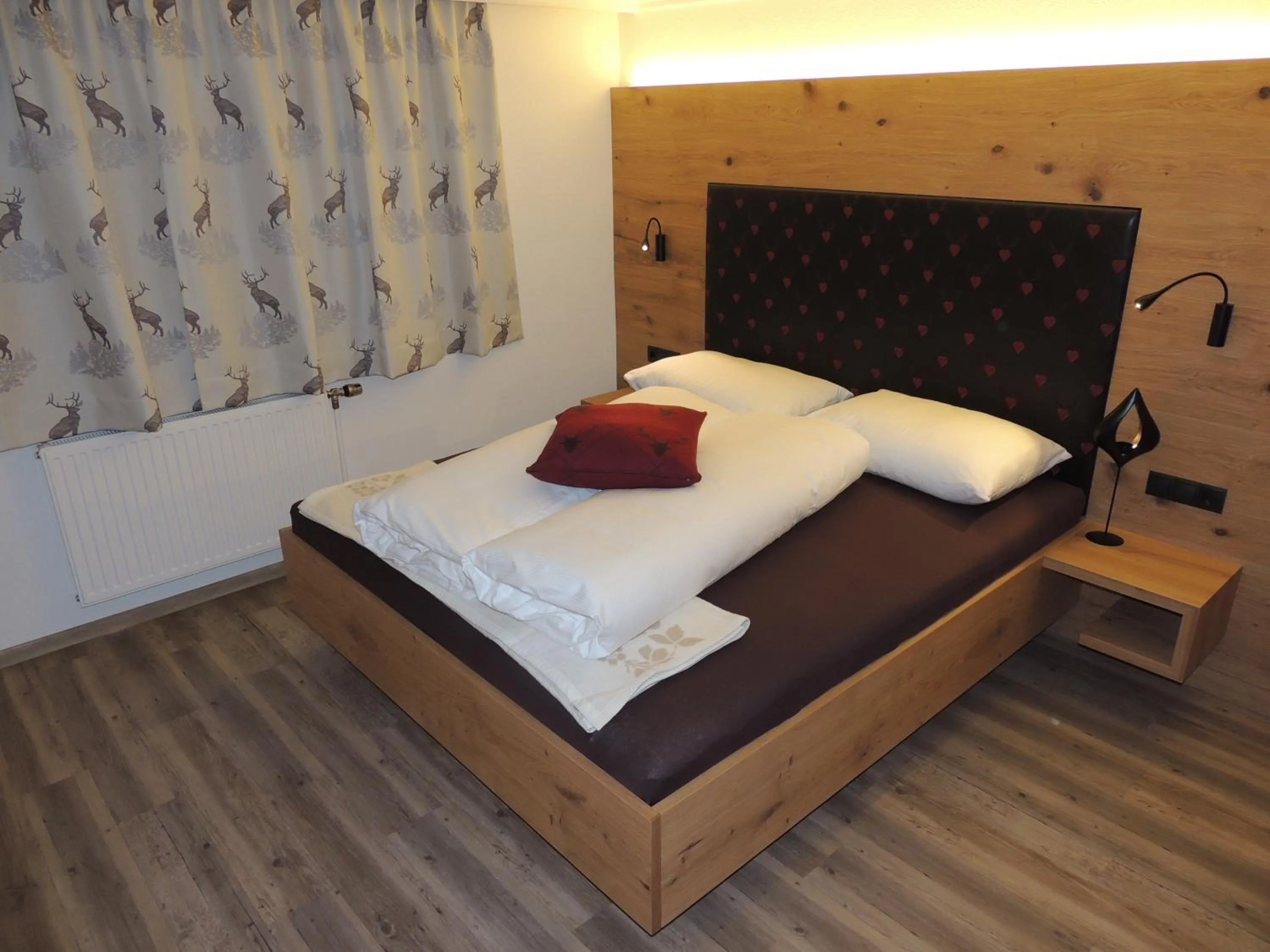 Photo of the whole room, Bed in Alpinschlössl