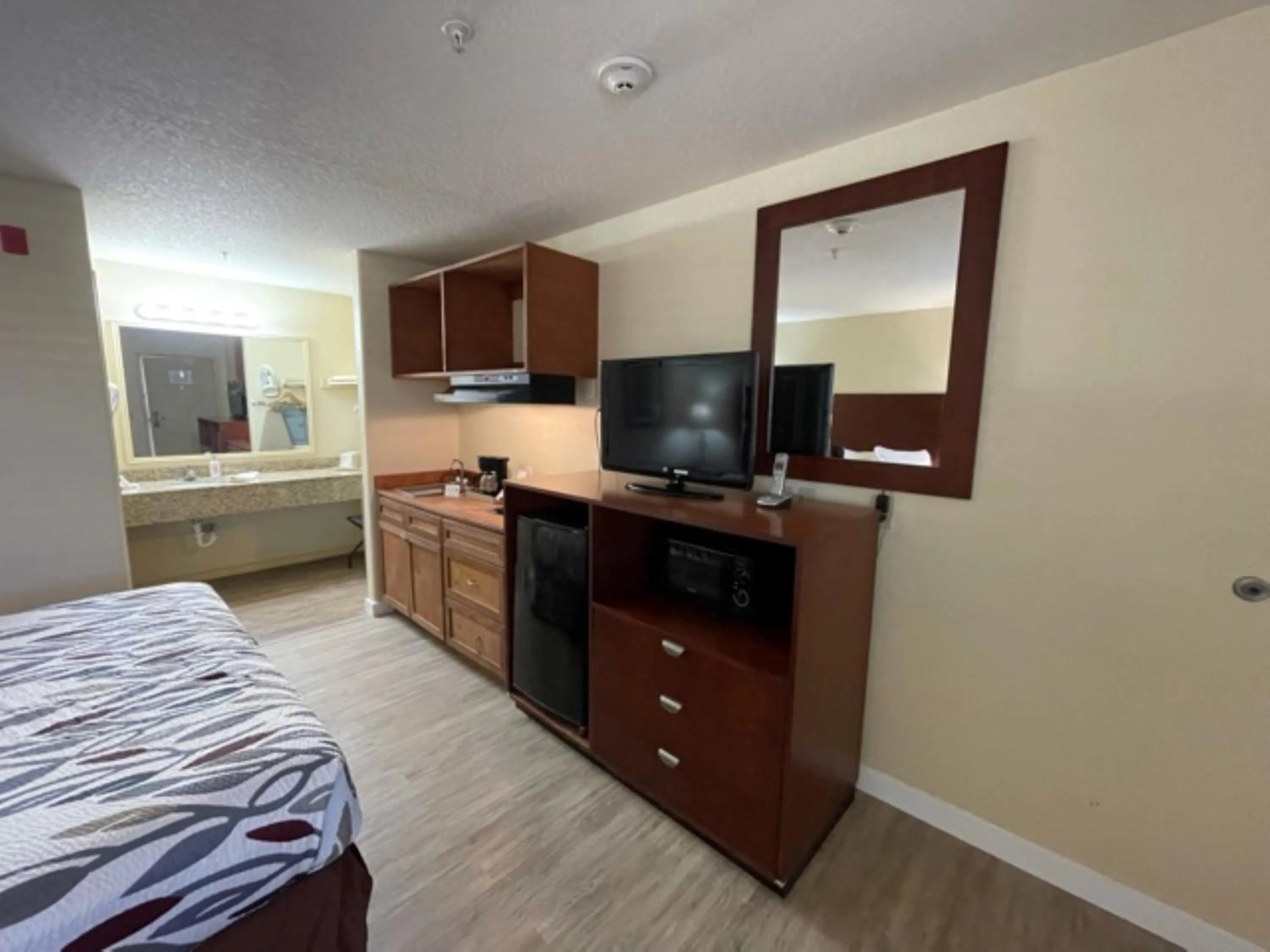 Bed in Kenedy Inn and Suites