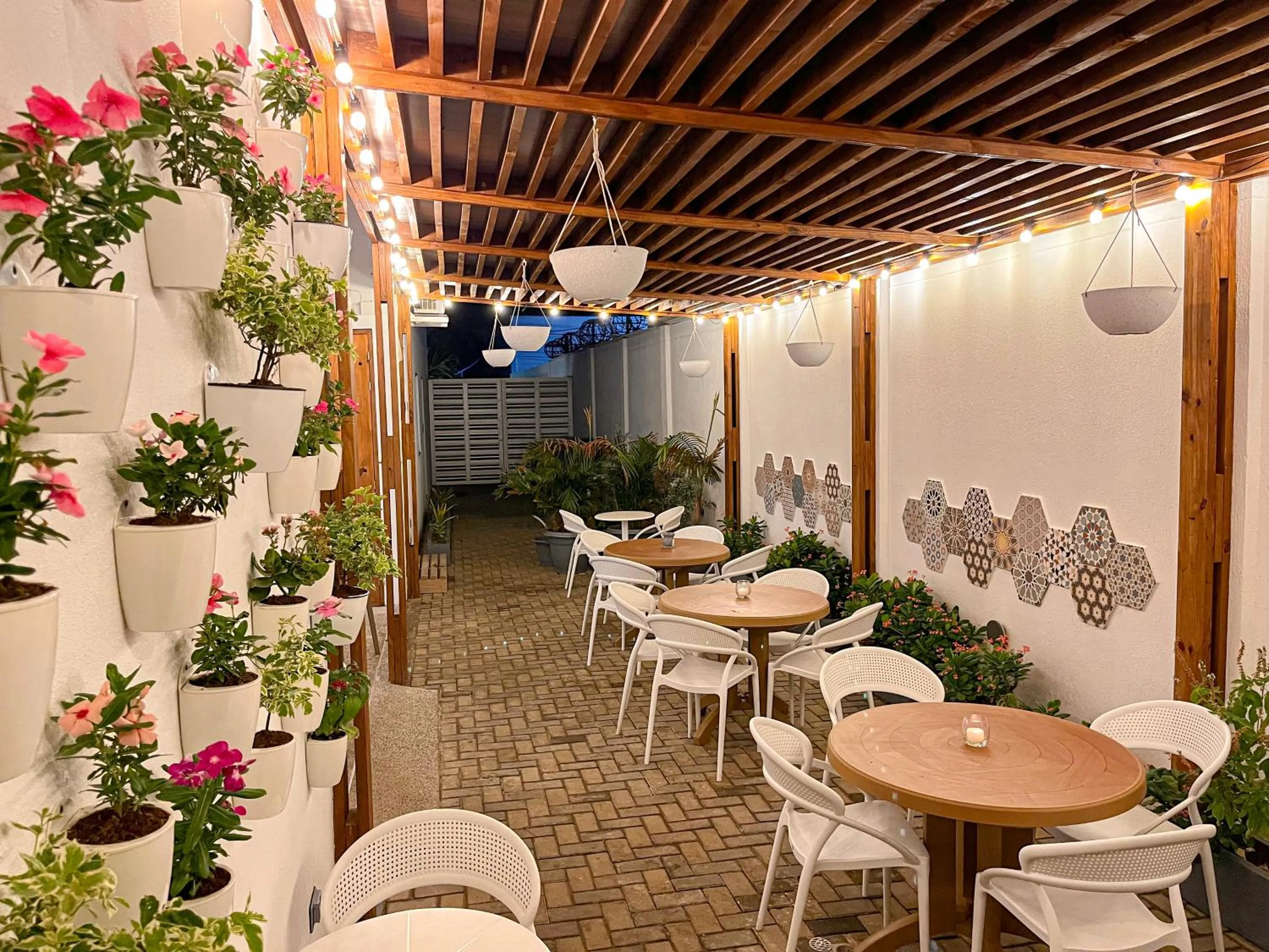 Restaurant/places to eat in Azure Lofts & Pool