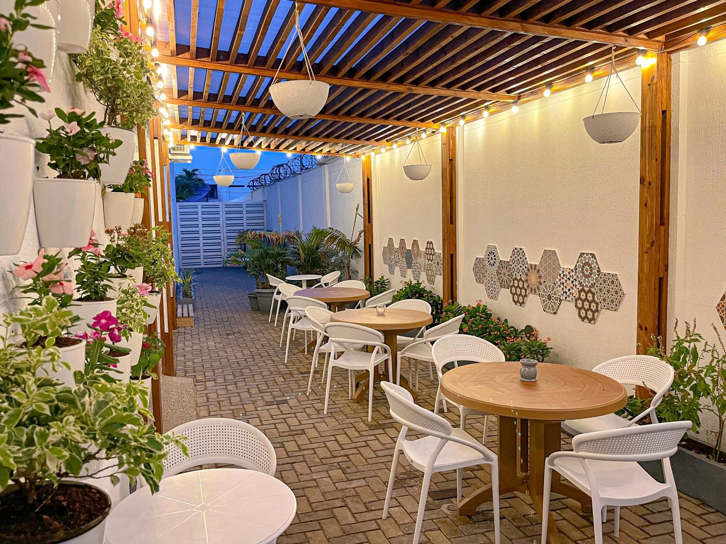 Restaurant/places to eat in Azure Lofts & Pool