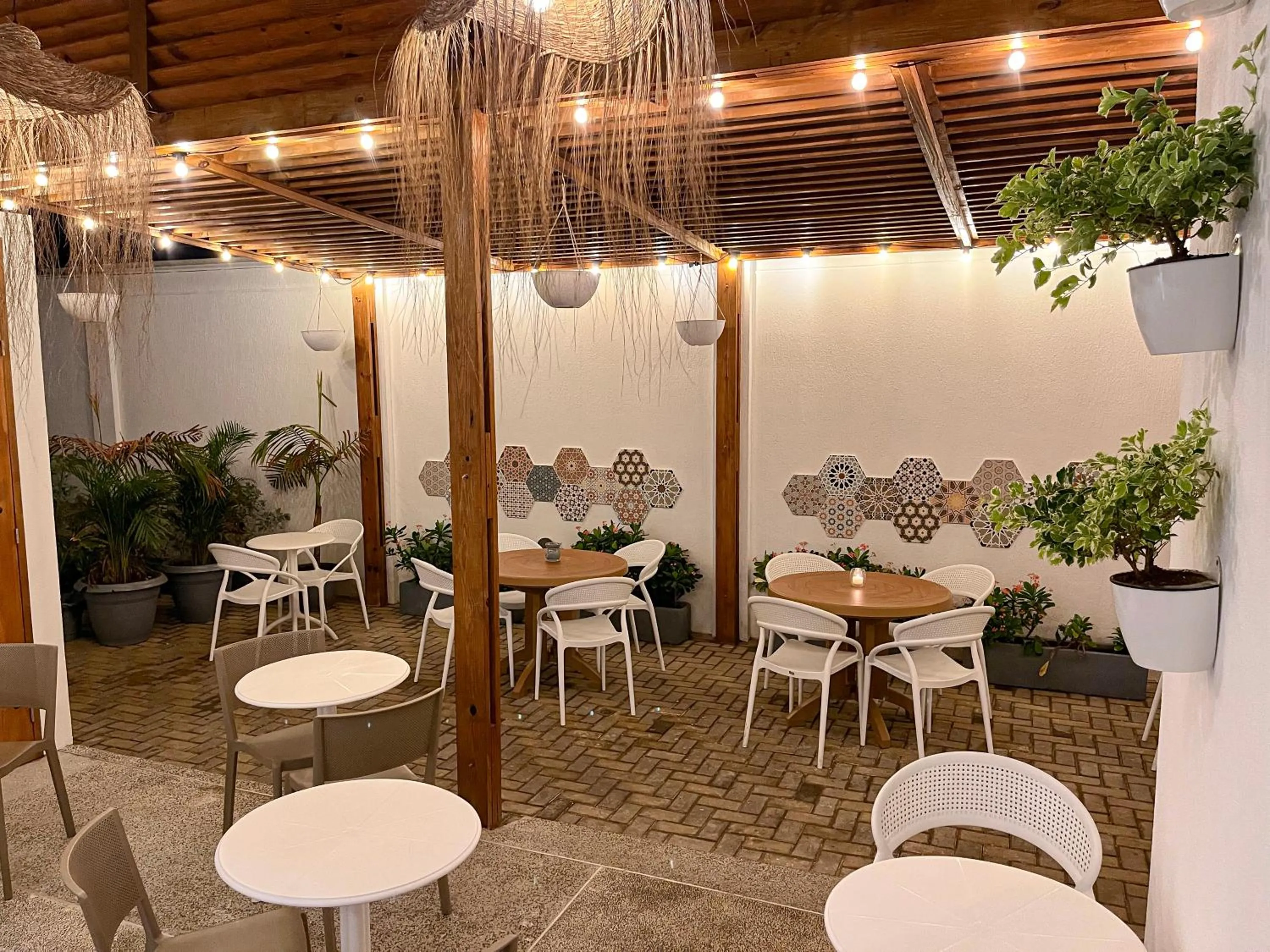 Restaurant/places to eat in Azure Lofts & Pool