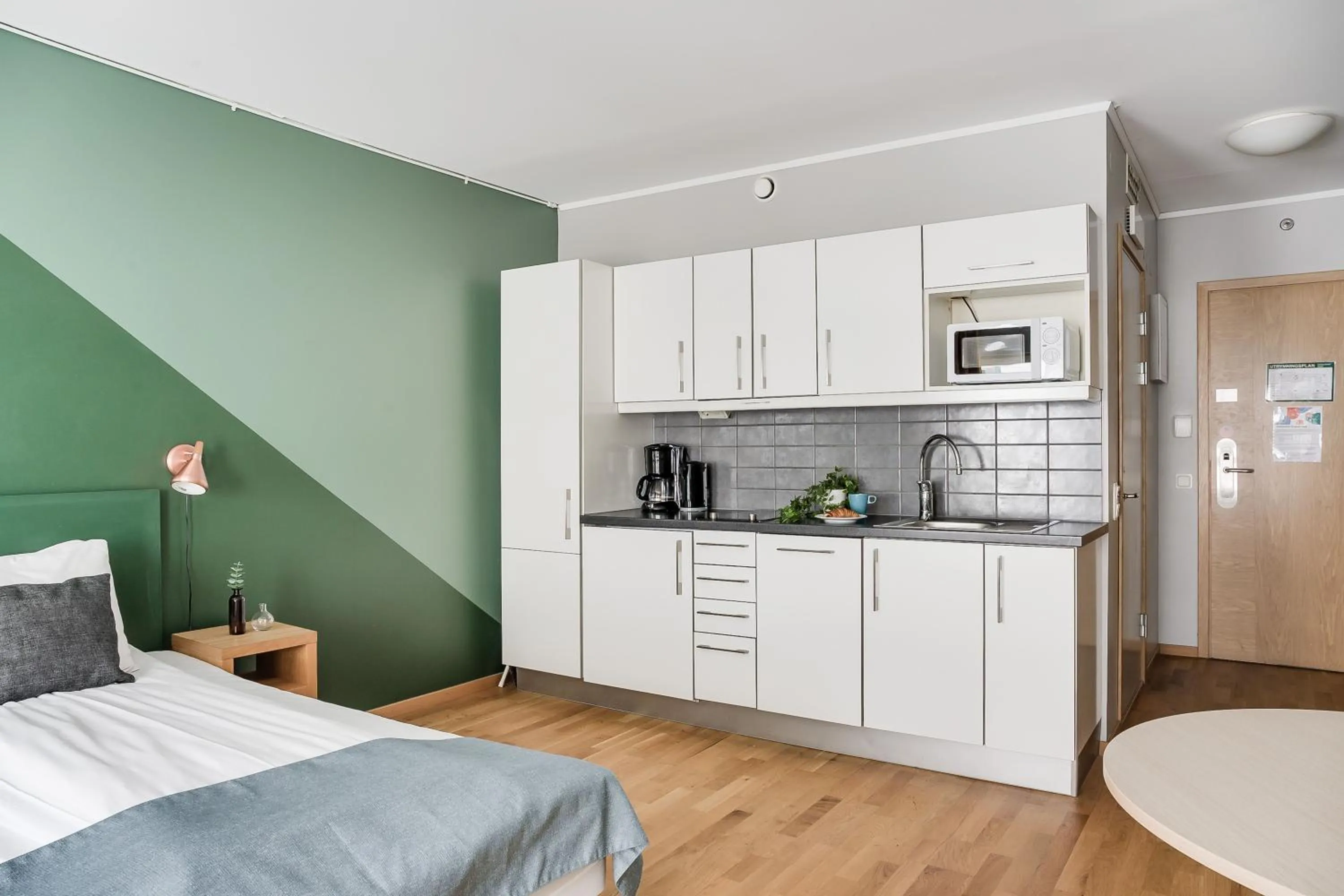 Kitchen or kitchenette, Bed in Forenom Aparthotel Lund