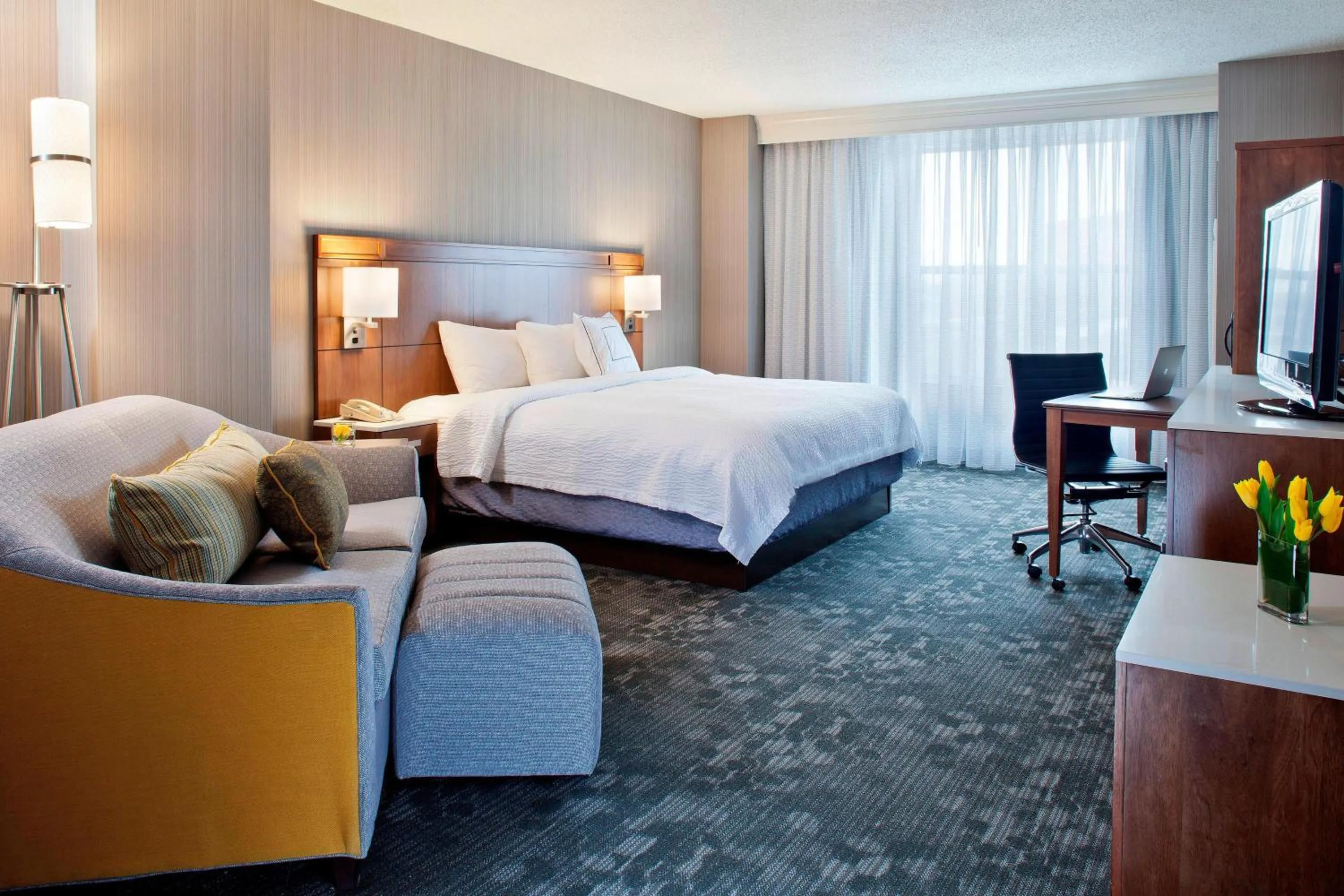 Photo of the whole room, Bed in Courtyard by Marriott Pueblo