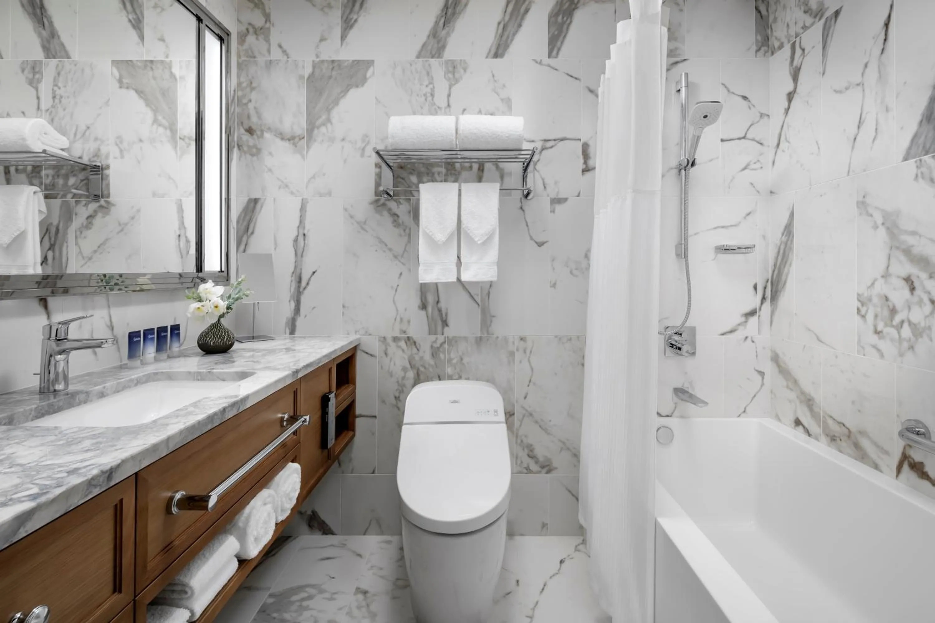 Standard Waikiki View Queen in Halepuna Waikiki by Halekulani - NO RESORT FEE